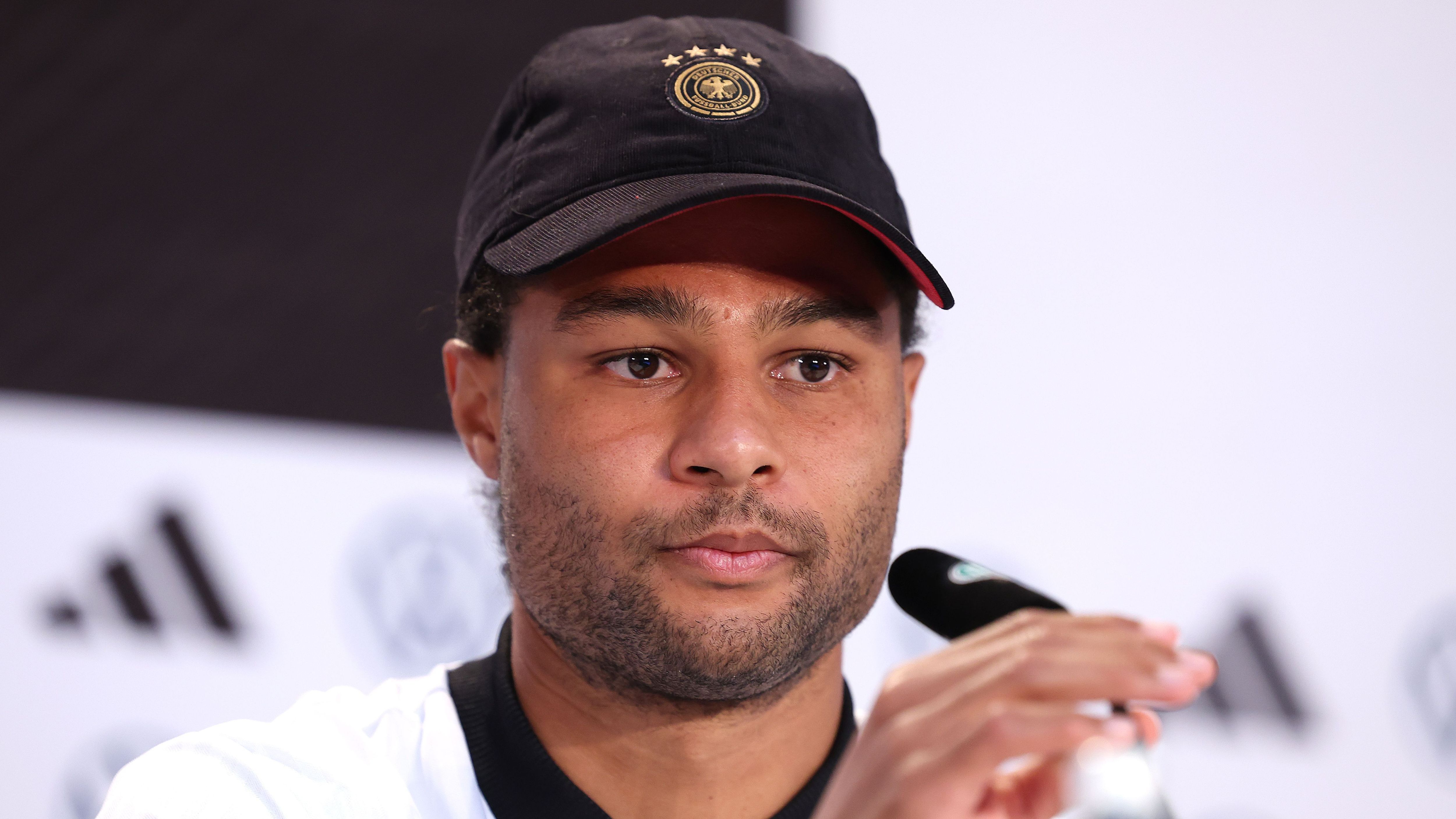 <strong>Verlierer: Serge Gnabry</strong><br>Wegen eines Unterarmbruches stand Serge Gnabry dem neuen Bundestrainer für die USA-Reise nicht zur Verfügung. Doch vermisst wurde Gnabry aufgrund des gut funktionierenden Offensivspiels des DFB-Teams in Nordamerika dennoch nicht. Dabei stand er zuvor gegen Japan unter Flick als auch gegen Frankreich unter Völler in der Startelf.