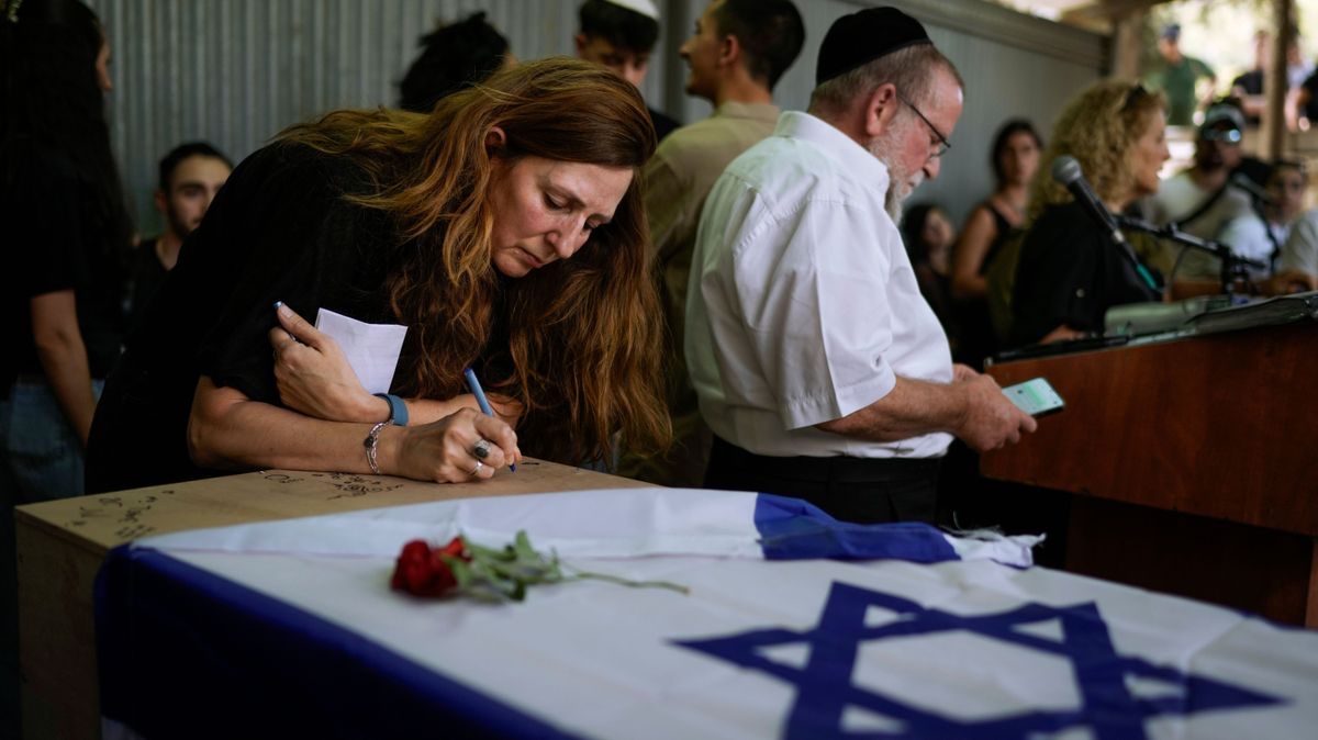 Hunderte Menschen haben bei der Beisetzung Abschied von der ermordeten Deutsch-Israelin Shani Louk genommen.