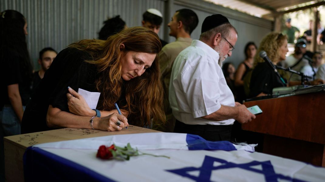 Hunderte Menschen haben bei der Beisetzung Abschied von der ermordeten Deutsch-Israelin Shani Louk genommen.