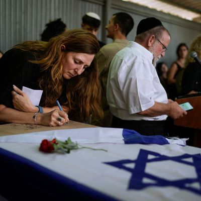 Hunderte Menschen haben bei der Beisetzung Abschied von der ermordeten Deutsch-Israelin Shani Louk genommen.