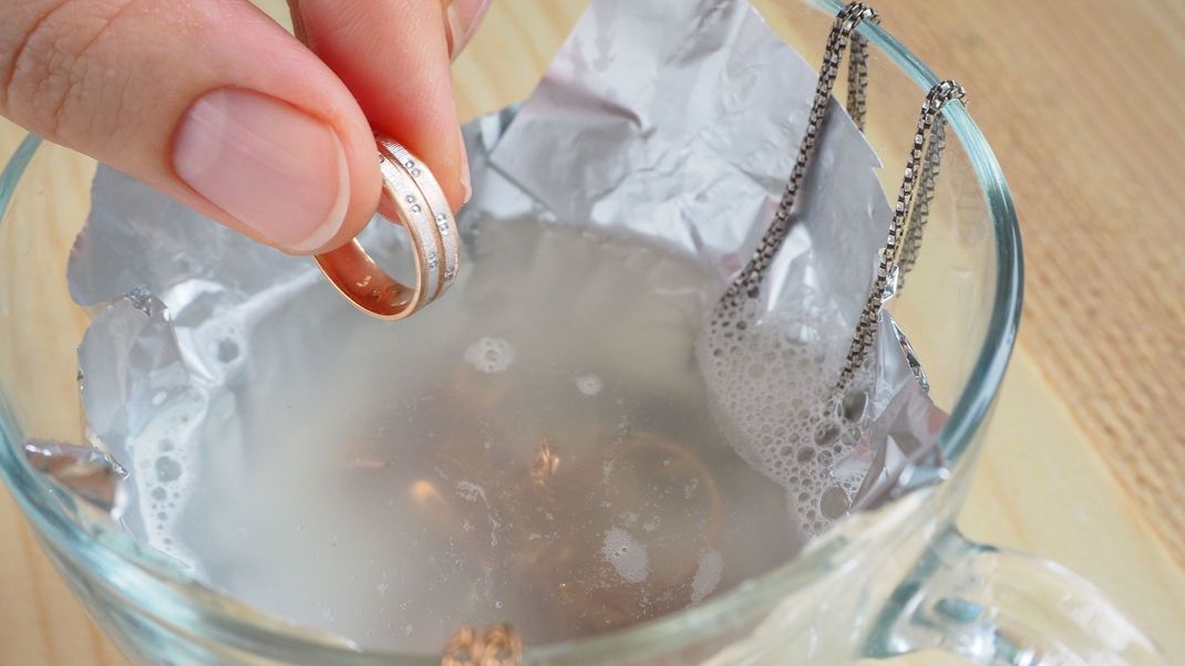 Strahlender Glanz für Silber- und Goldschmuck: Mit diesen Hausmitteln werden Schmuckstücke ruckzuck wieder sauber.