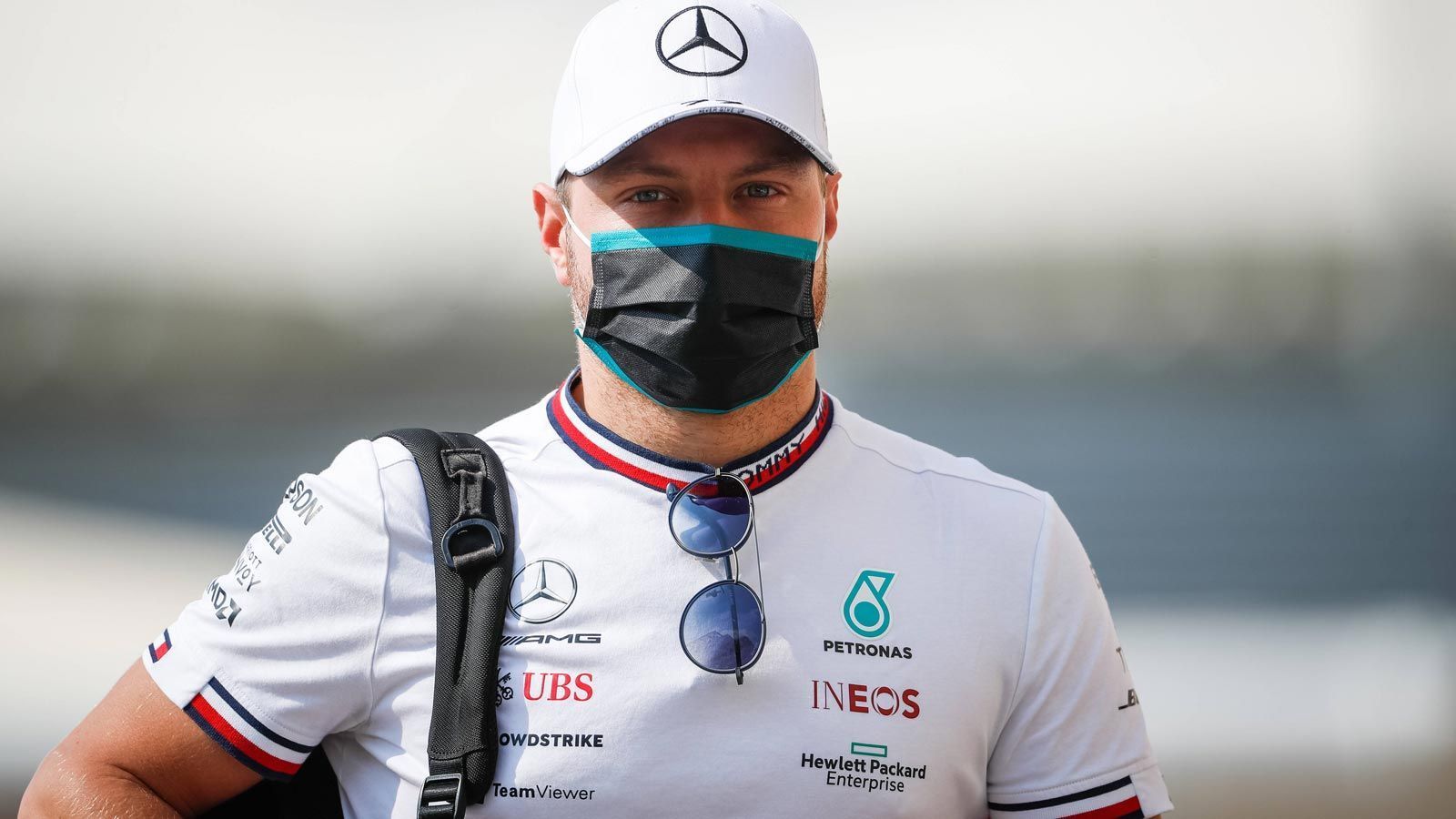 
                <strong>Valtteri Bottas (Alfa Romeo)</strong><br>
                Könnte Valtteri Bottas ein direktes Comeback bei Mercedes starten? Der Finne wäre womöglich die sicherste Option der "Silberpfeile". Er kennt das Team in- und auswendig, weiß wie die Abläufe sind und könnte höchstwahrscheinlich ohne große Probleme gute Leistungen erzielen. Sicherlich müsste Mercedes eine gewisse Summe in Richtung Alfa Romeo überweisen, daran dürfte ein Deal jedoch nicht scheitern.
              