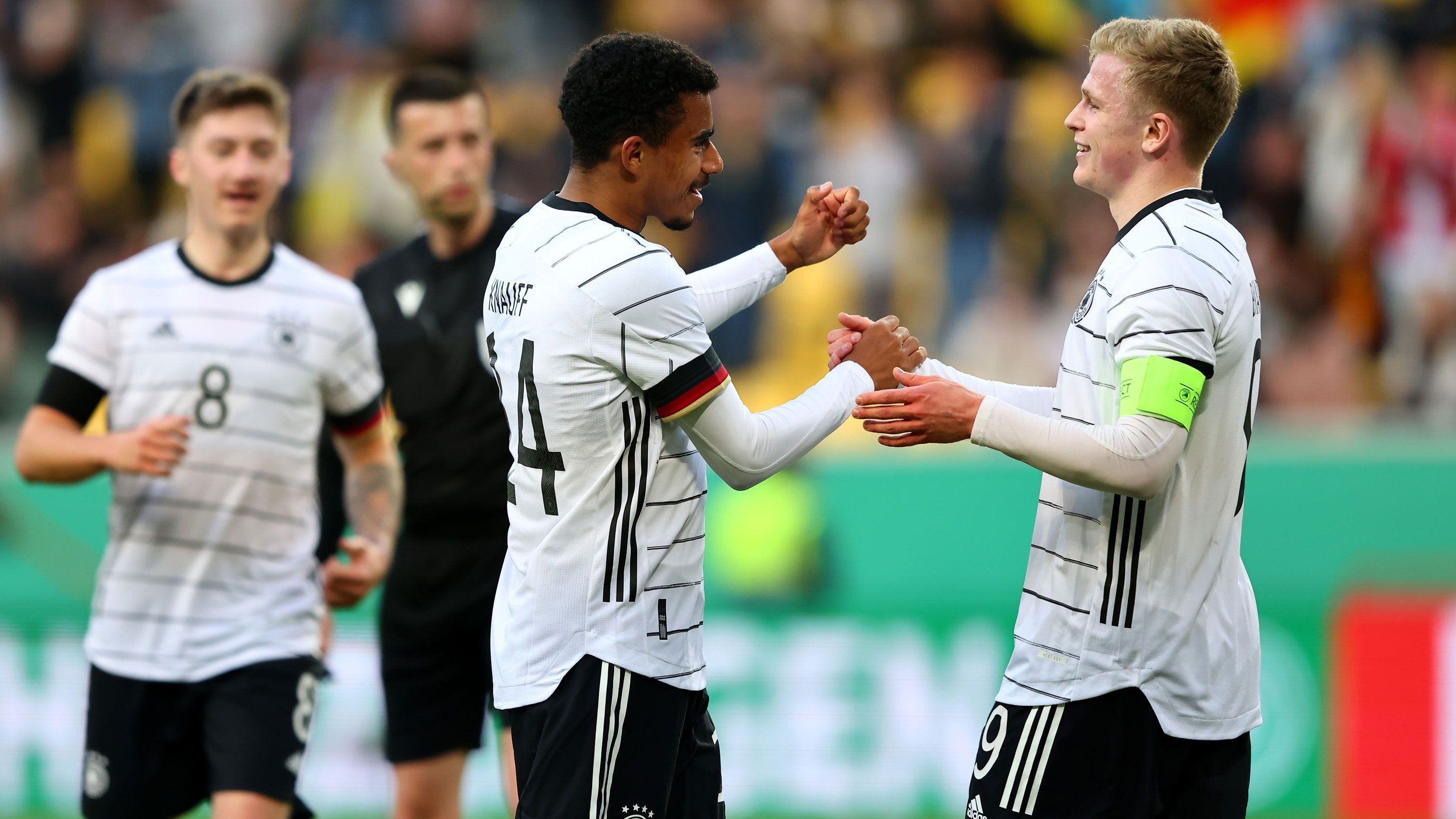 
                <strong>Deutschlands U21 schlägt Lettland: Die DFB-Junioren in der Einzelkritik</strong><br>
                Dank einer überzeugenden Darbietung fährt die deutsche U21-Nationalmannschaft in der EM-Qualifikation einen ungefährdeten 4:0 (3:0)-Sieg gegen die lettische Auswahl ein. ran hat sich die DFB-Junioren genauer angeschaut und die Leistung in der Einzelkritik zusammengefasst.
              