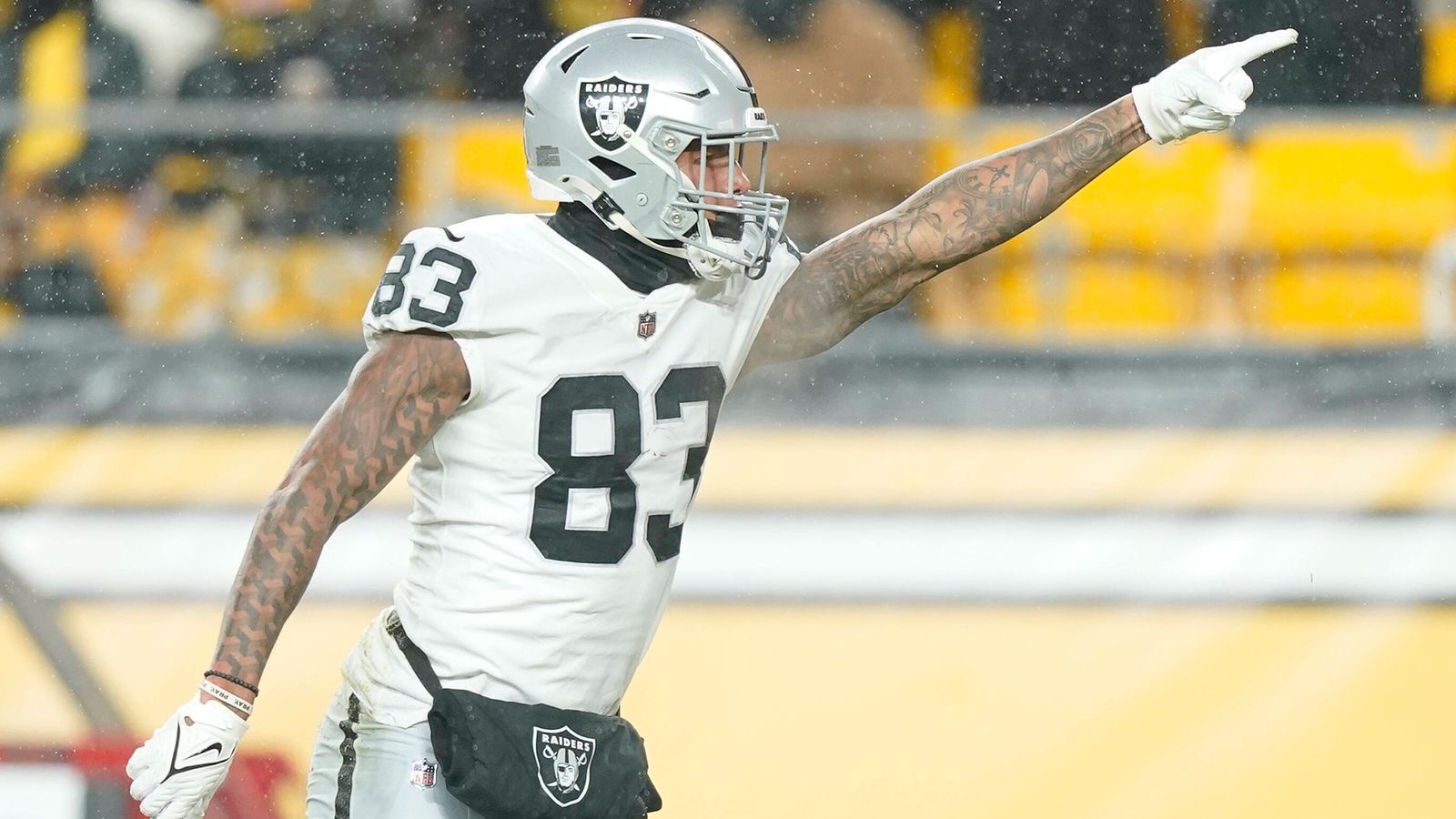 
                <strong>Tight End: Darren Waller </strong><br>
                &#x2022; Wechsel von den Las Vegas Raiders zu den <strong>New York Giants</strong><br>Im März schickten die Las Vegas Raiders Darren Waller für einen Drittrundenpick zu den New York Giants. Bei den "G-Men" muss der 30-Jährige, der in seiner Karriere schon mit einigen Verletzungen zu kämpfen hatte, zeigen, dass er fit bleiben kann. Gelingt ihm dies, könnte vor allem Giants-Quarterback Daniel Jones von seinem neuen Tight End profitieren. Das Potenzial für ein starkes Duo ist definitiv vorhanden.
              