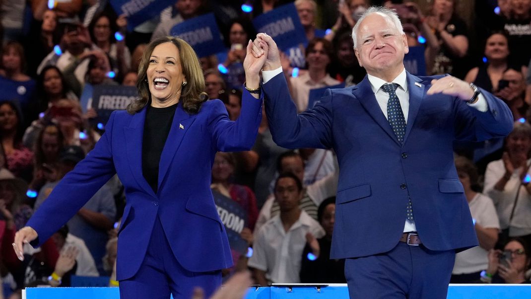 Erstmals seit ihrer Nominierung als demokratisches Kandidaten-Duo für die Präsidentenwahl wollen Kamala Harris und Tim Walz ein Interview geben. (Archivbild)