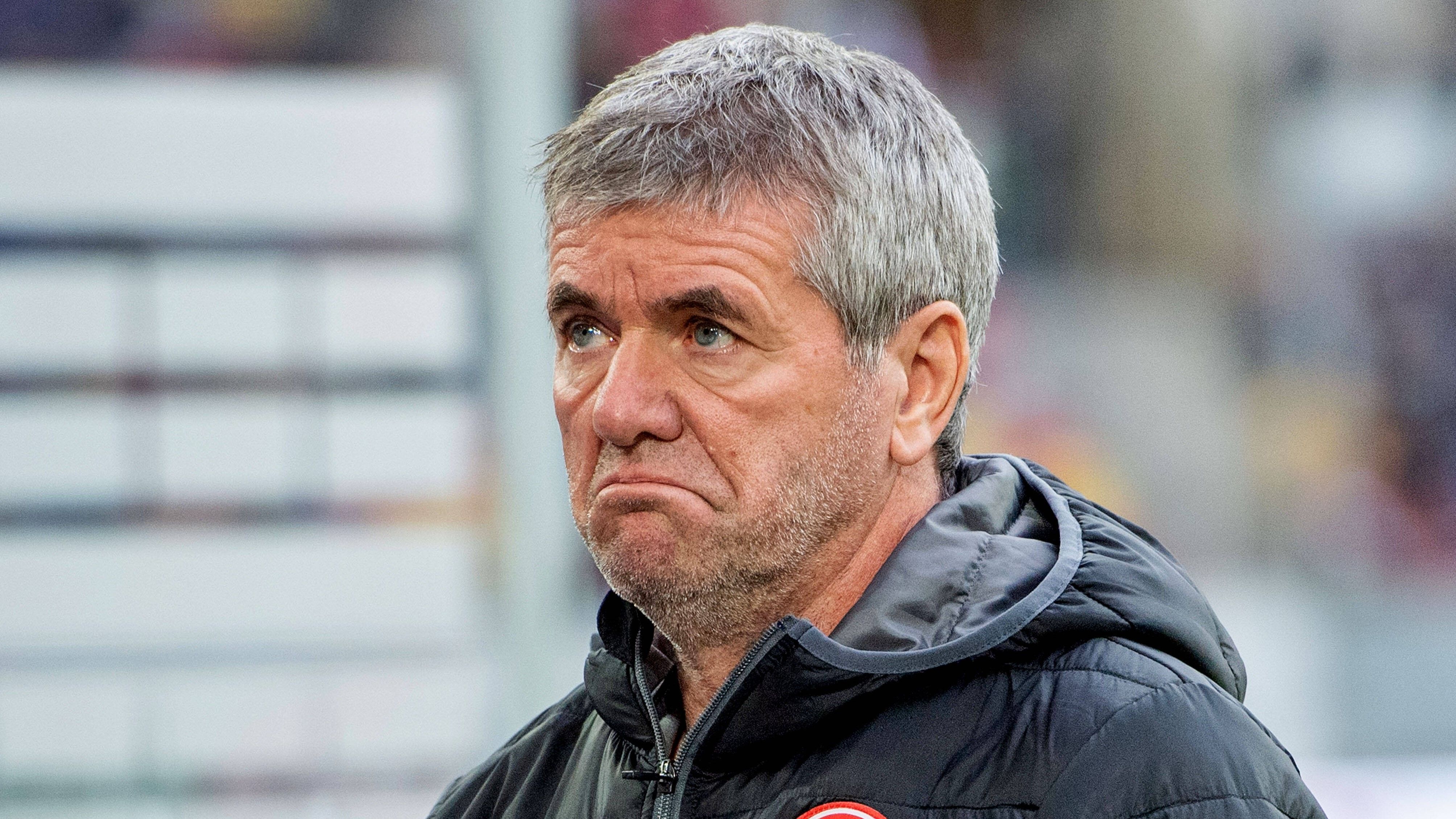 
                <strong>Friedhelm Funkel (Fortuna Düsseldorf, Trennung am 29. Januar 2020)</strong><br>
                In der Vorsaison hatte Friedhelm Funkel es mit einem Schlussspurt noch geschafft, Fortuna Düsseldorf vor dem Abstieg zu bewahren. Das Vertrauen in einen weiteren solchen Akt hatten die Chefs in Düsseldorf aber nicht mehr. Nach 1416 Tagen als Fortuna-Übungsleiter und auf dem letzten Platz liegend musste das Urgestein gehen. Ihm wurde auch vorgeworfen, er habe zu sehr an alten Weggefährten festgehalten. 
              