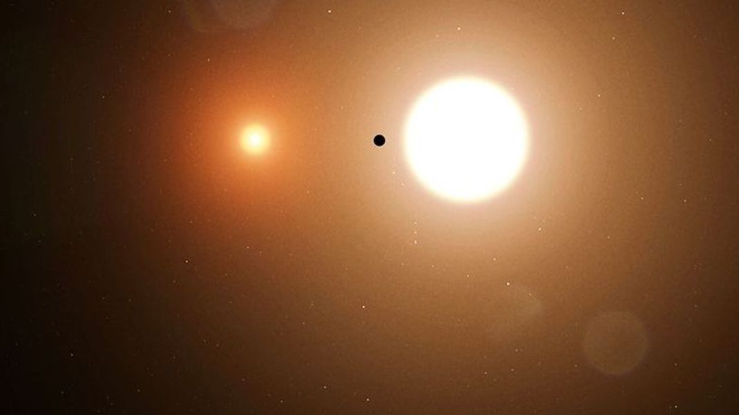 Grafische Darstellung eines zirkumbinären Planetensystems - die Bewohner solcher Welten würden zwei Sonnen am Himmel stehen sehen.
