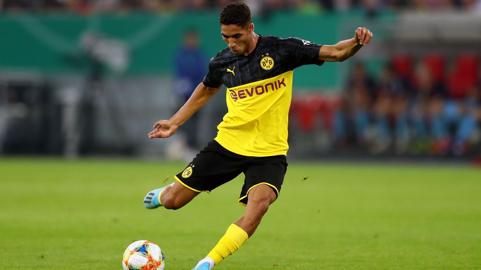 
                <strong>Achraf Hakimi (Borussia Dortmund)</strong><br>
                Mit Dortmunds Achraf Hakimi hat Real Madrid einen zweiten Spieler in die Bundesliga verliehen. Der 21-jährige Marokkaner, der unter anderem schon bei der WM 2018 für sein Land auflief, gehörte beim BVB in der Vorsaison zu den positiven Überraschungen des Vizemeister. Bislang kam Hakimi zu 55 Pflichtspiel-Einsätzen für den BVB und steuerte dabei neun Tore und 13 Vorlagen bei. Nach der starken Saison 2018/19 gab es Gerüchte, wonach Real das Eigengewächs schon nach einem Jahr der auf zwei Spielzeiten festgelegten Leihe wieder zurückbeordern könnte. So kehrt Hakimi aber erst 2020 zurück nach Madrid - geht dann sein Stern bei den "Königlichen" so richtig auf? Vor seiner BVB-Leihe kam der in Spanien geborene Marokkaner zu 17 Pflichtspiel-Einsätzen für Real. 
              