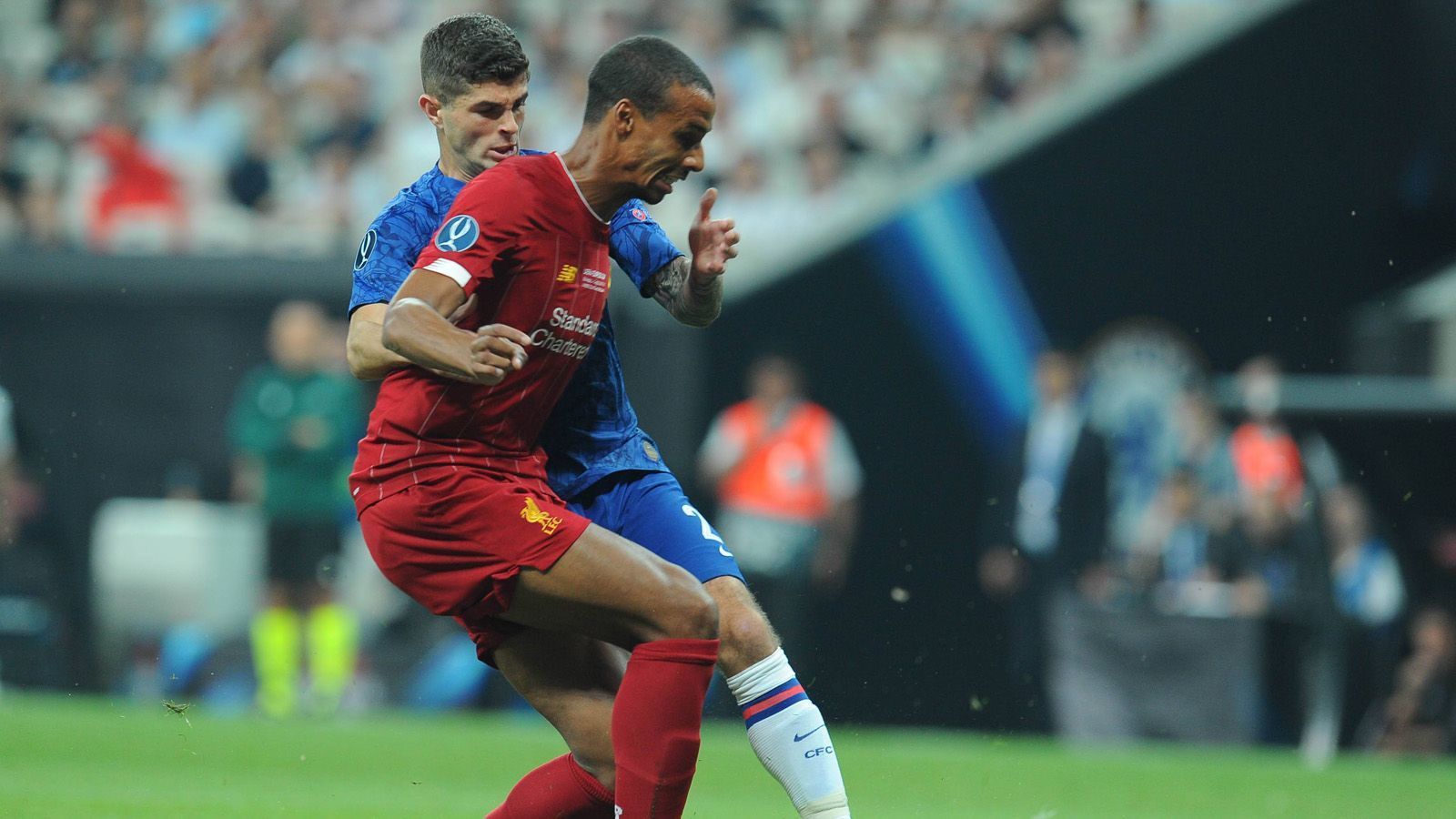 
                <strong>Joel Matip (FC Liverpool)</strong><br>
                Kocht in der 4. Minute Pulisic im Strafraum ab wie Trinkwasser. Sorgt zu Beginn bei einem Eckball vor dem gegnerischen Tor für Gefahr. Dann aber auch vor dem eigenen, als er einen haarsträubenden Fehlpass auf van Dijk (oder eben nicht van Dijk) spielt. Streut auch nach der Pause so manchen Abspielfehler ein. Erst in der Verlängerung wieder souveräner. ran-Note: 4
              