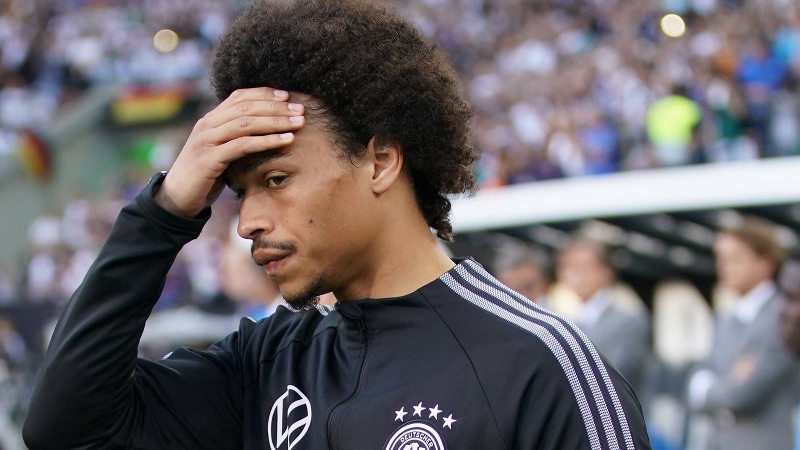 
                <strong>Verlierer: Leroy Sane</strong><br>
                Leroy Sane hat seine schwache Form aus der Rückrunde mit zur Nationalmannschaft genommen. Beim ersten Spiel gegen Italien fiel er hauptsächlich durch seine technischen Fehler auf. Gegen England kam er lediglich kurz als Einwechselspieler zum Einsatz, gegen Ungarn gar nicht. Beim 5:2 gegen Italien zeigte er zwar eine Formverbesserung, blieb aber ohne Torbeteiligung. Flick erwartet mehr von ihm und sagte: "Wenn er wach und bereit ist, kann er Spiele entscheiden. Genau das wollen wir von ihm sehen."
              