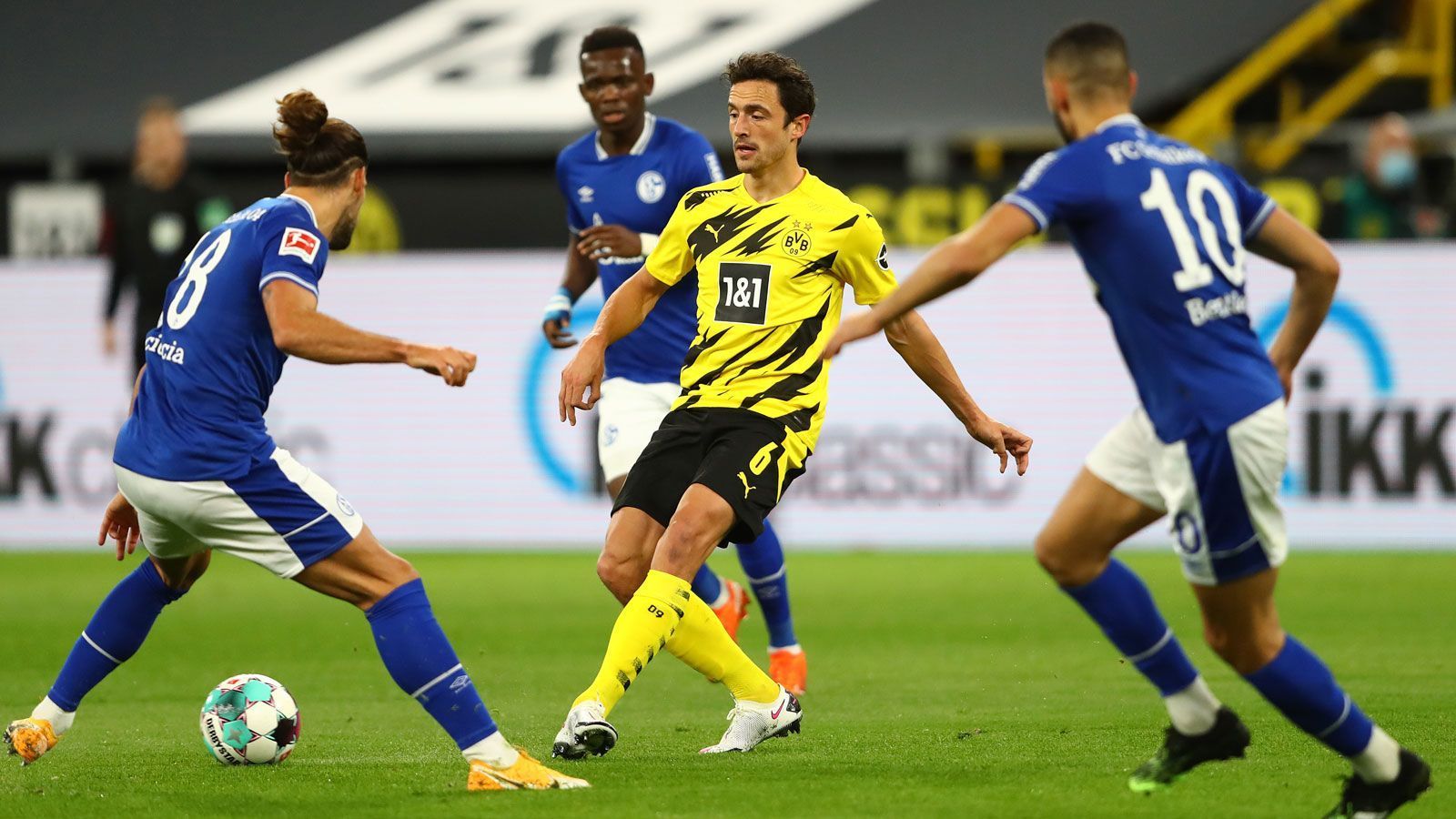 
                <strong>Thomas Delaney</strong><br>
                Findet in der ersten Hälfte kaum statt. Für die Highlights im Mittelfeld sorgen eher Dahoud und Brandt, während Delaney die Bindung zum Spiel fehlt. Nur in der 10. Minute lässt er einmal sein können aufblitzen, als er einen sehenswerten langen Ball in Sanchos Lauf schlägt, der daraus jedoch nichts machen kann. Immerhin leistet sich Delaney keine größeren Fehler. ran-Note: 4
              