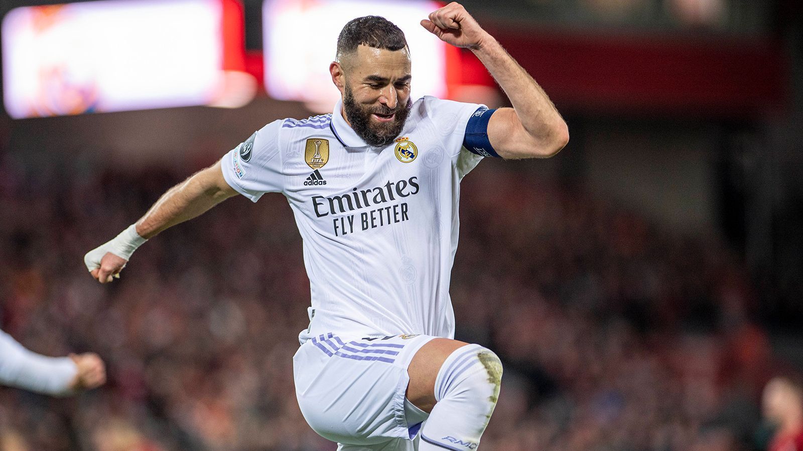 
                <strong>Platz 3: Karim Benzema (Real Madrid) </strong><br>
                Wurde es brenzlig, hat Karim Benzema Real Madrid mit seinen Toren schon oft in der Not geholfen. Elf Tore in 15 Einsätzen schoss der Kapitän bislang, hinzu kommen drei Vorlagen und drei Tore in der Königsklasse. Es bleibt jedoch abzuwarten, ob der Franzose auch in der nächsten Saison für die "Königlichen" auf Torejagd geht, denn sein Vertrag läuft im Sommer aus. Für die Nationalmannschaft – aus der er Ende des vergangenen Jahres zurückgetreten ist – schoss er 37 Tore.
              