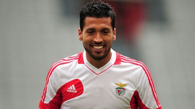 
                <strong>Ezequiel Garay</strong><br>
                Ezequiel Garay: Nachdem sich der Argentinier Ezequiel Garay bei Real Madrid kaum Einsatzzeit erarbeiten konnte, fand er ab 2011 mit Benfica Lissabon einen neuen Arbeitgeber. Dort war er in den folgenden drei Jahren in der Innenverteidigung gesetzt. 2014 schloss sich Garay den Russen von Zenit St. Petersburg an.
              