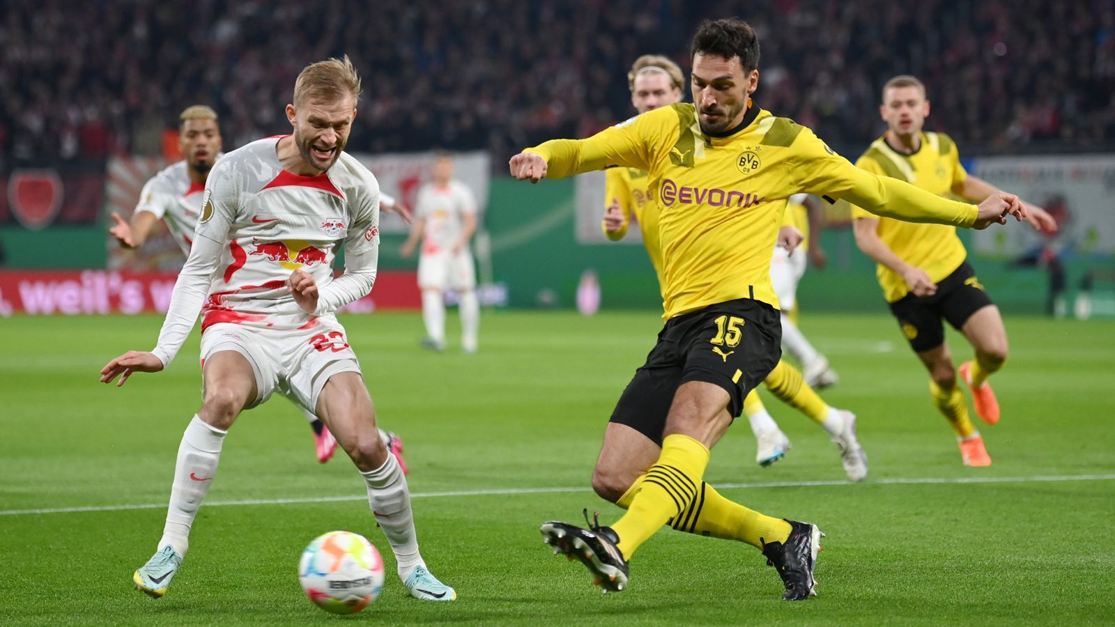 
                <strong>Mats Hummels</strong><br>
                In der zu Beginn überforderten BVB-Abwehr noch der Stabilste, rettet mit zwei Grätschen in den ersten 17 Minuten in brenzligen Situationen. Sieht dann aber in der Entstehung des 0:1 in der 22. Minute alt aus, als Vorlagengeber Simakan ihn mit Leichtigkeit überläuft. Kurz vor der Pause wirkt er nach einem Schuss ins Gesicht benommen, spielt aber weiter. In der zweiten Hälfte größtenteils solide, grätscht nur einmal bei einer Großchance von Laimer ins Leere. ran-Note: 4
              