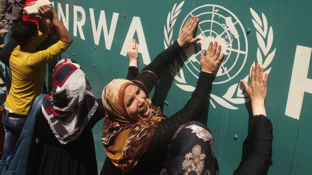 Palästinenserinnen vor UNRWA-Schild (Archivbild).