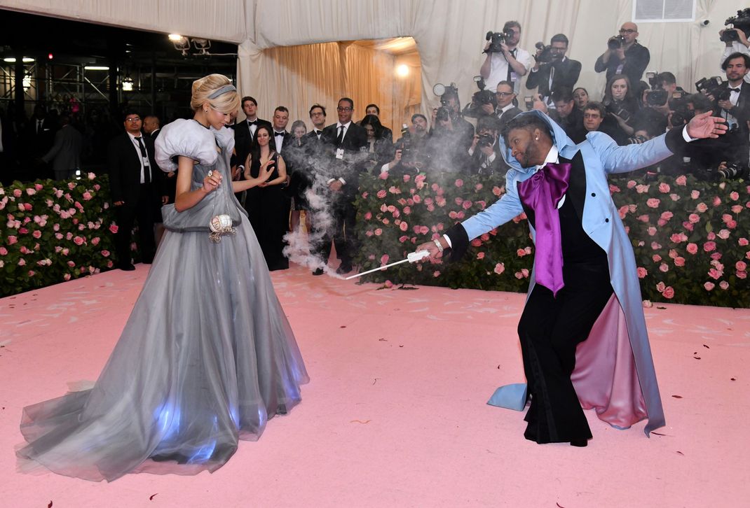 Zendaya und Law Roach 2019 bei der Met-Gala. Er, als "Fairy Godmother" und sie als Cinderella, im märchenhaft leuchtenden Traumkleid.