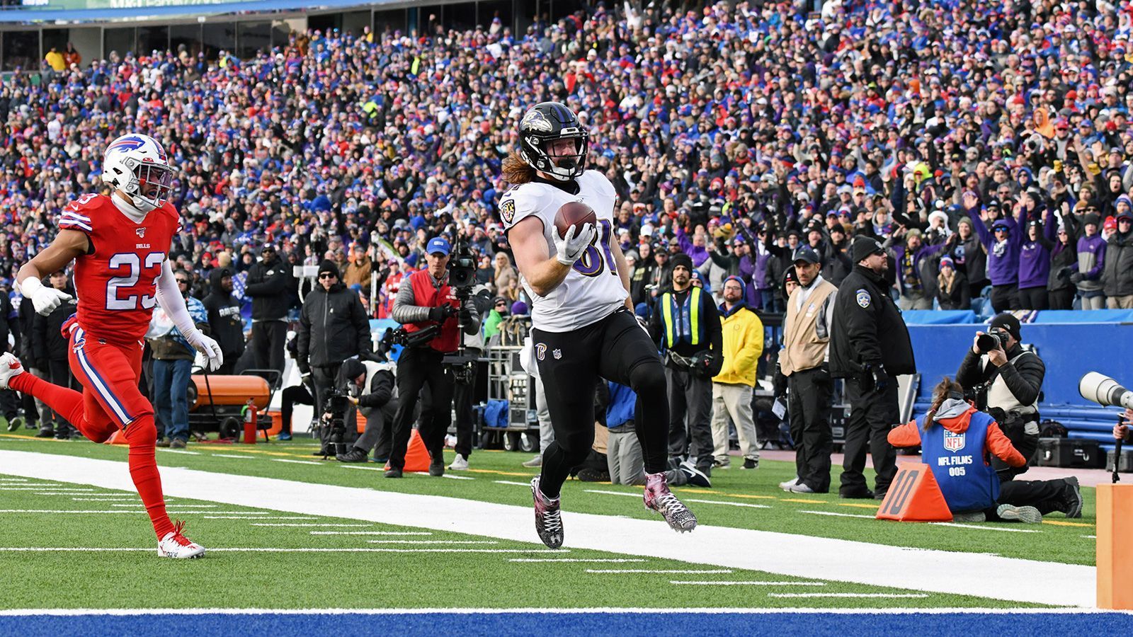 
                <strong>Hayden Hurst (Atlanta Falcons)</strong><br>
                In Drafts gibt es nur selten Tight Ends, die in der ersten Runde vom Board gehen. Geschieht das dann doch, liegen die Erwartungen bei diesen Spielern dementsprechend hoch. Hayden Hurst scheiterte an dieser Erwartungshaltung bei den Baltimore Ravens, auch weil Mark Andrews sich zu einem der gefährlichsten Tight Ends der Liga entwickelte. Die Ravens tradeten daraufhin Hurst nach Atlanta, was für den 26-Jährigen Chance und Risiko zugleich ist. Denn plötzlich sind die Gegebenheiten ideal, Hurst kommt in eine passlastige Offense und hat nach dem Abgang von Austin Hooper kaum Konkurrenz. Liefert Hurst ab, kann sich der Neuzugang auf einen Zahltag freuen. Andererseits droht Hurst eine Zukunft als Backup-Tight-End in der NFL.
              