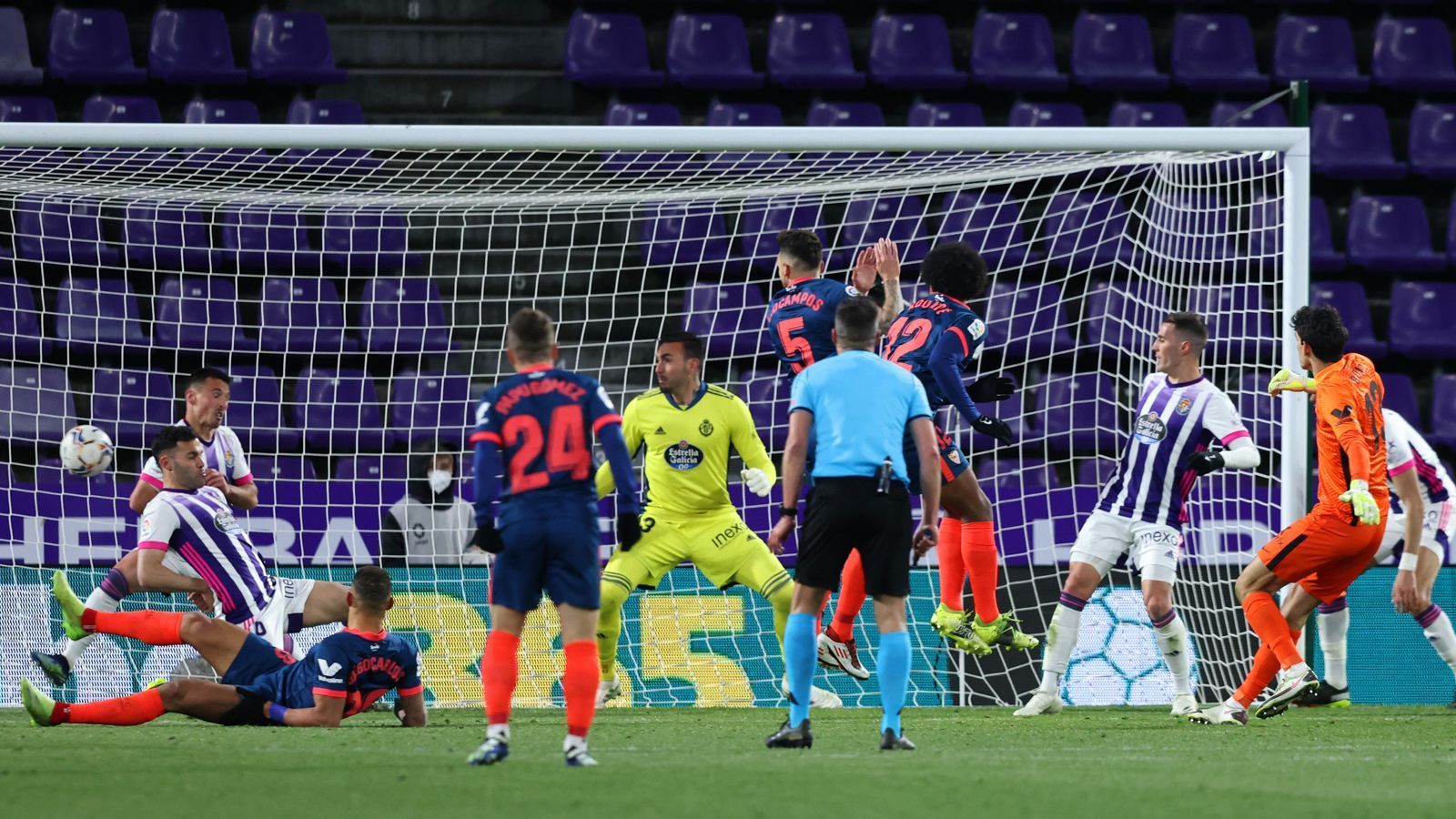 
                <strong>Bono (FC Sevilla)</strong><br>
                Ähnlich wie Alisson machte es im März 2021 bereits Sevillas Keeper Bono (re.) im Duell gegen Valladolid. In dieser Begegnung stand es bis in die Nachspielzeit 1:0 für den Außenseiter und so lief der Marokkaner einfach nach vorne und erzielte in der vierten Minute der Nachspielzeit tatsächlich noch den viel umjubelten Ausgleich. 
              