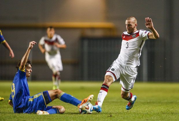 
                <strong>Abwehr: Fabian Holthaus - Vier EM-Einsätze</strong><br>
                Auf der Linksverteidigerposition ist Fabian Holthaus gesetzt. Seit dem vergangenem Jahr spielt er bei den Profis des VfL Bochum. Sein Trainer Peter Neururer prophezeit ihm eine große Bundesliga-Karriere. 2. BL-Einsätze: 5.
              