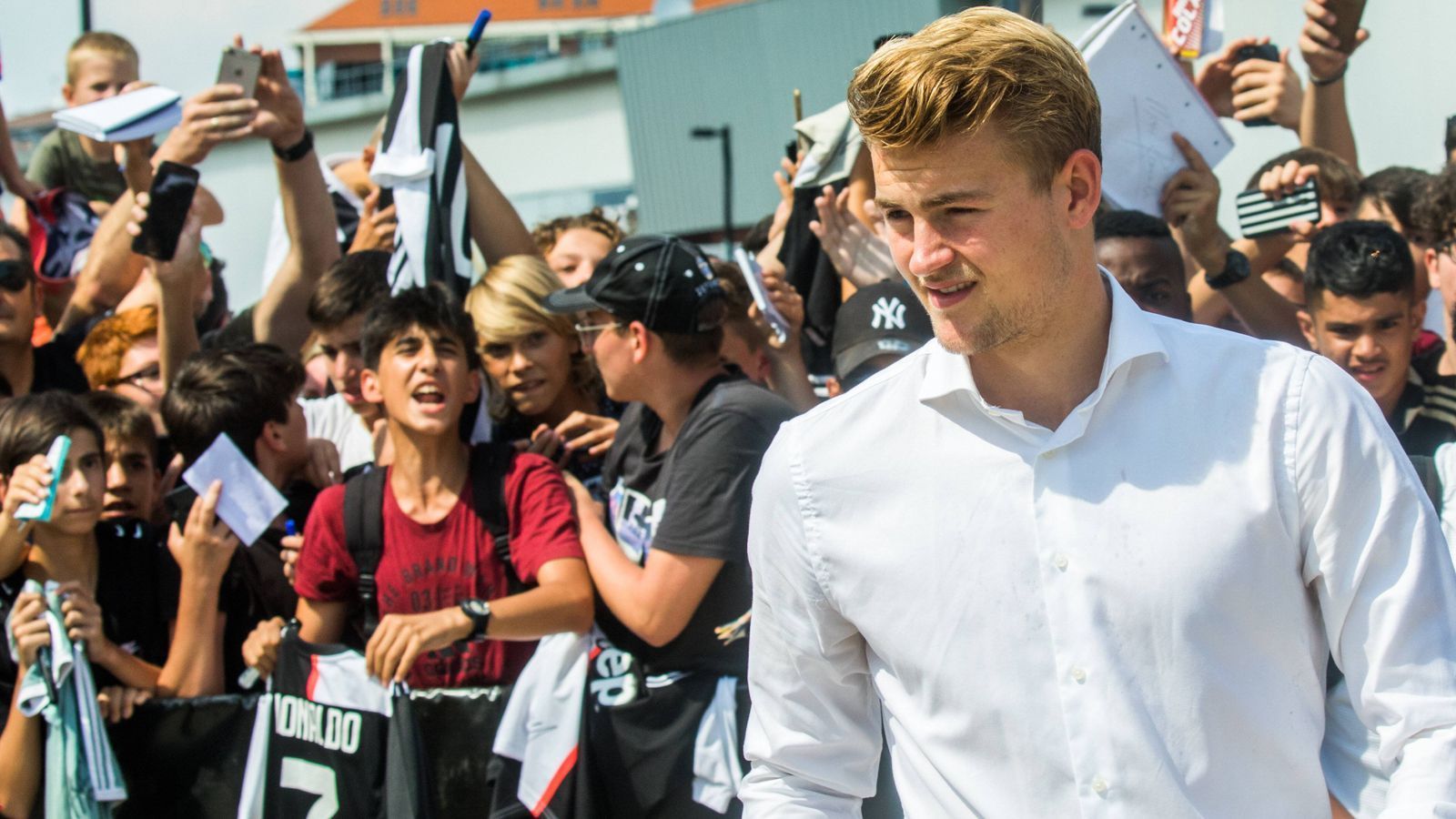 
                <strong>Platz 5 - Matthijs de Ligt</strong><br>
                Ablösesumme: 85,5 Millionen EuroAufnehmender Verein: Juventus TurinAbgebender Verein: Ajax Amsterdam
              