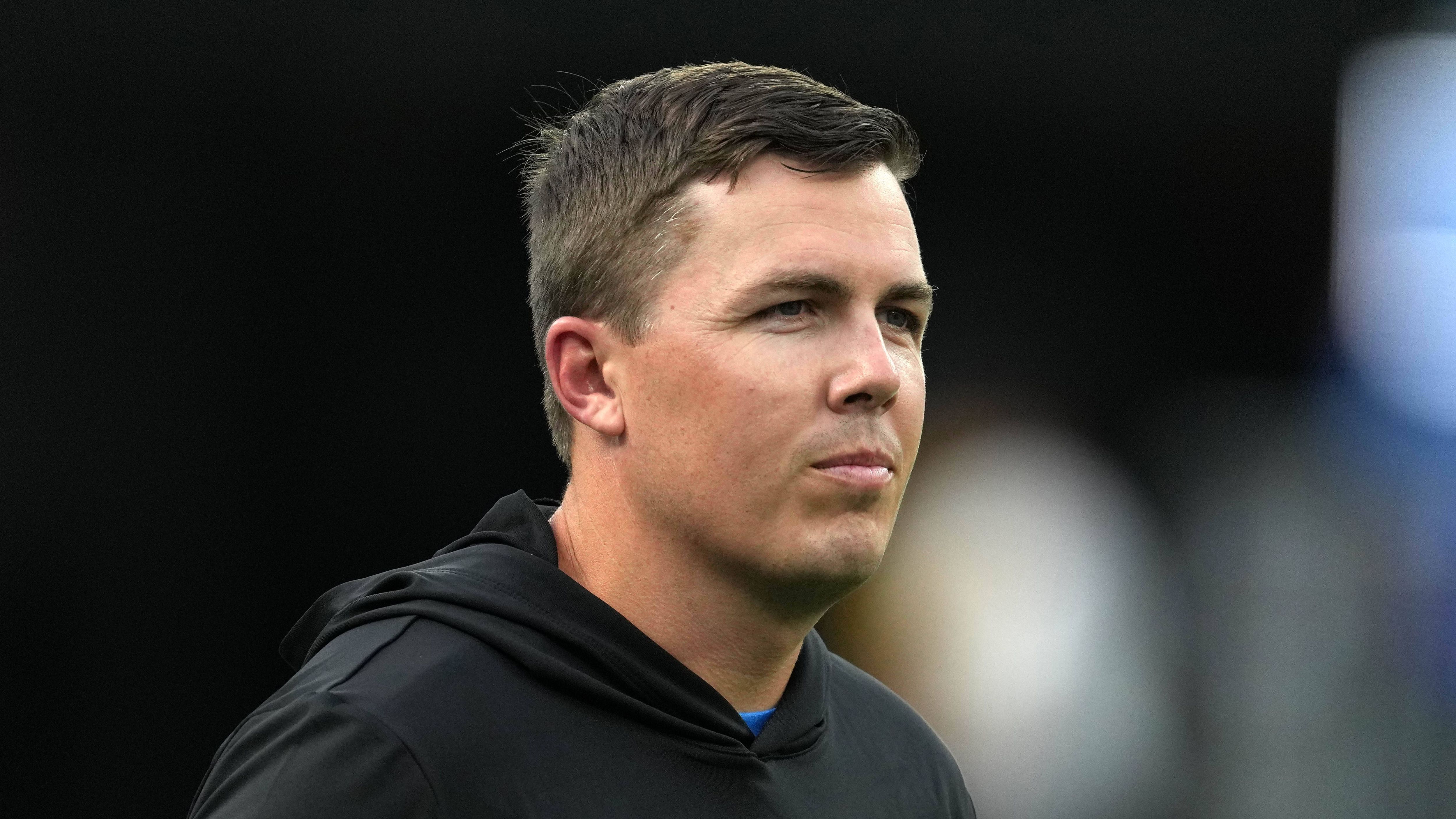 <strong>Kellen Moore<br></strong>Jener Kellen Moore könnte allerdings auch selbst auf den Job in Los Angeles ein Auge werfen. Er kennt das Team gut und gilt als großes Talent im Coaching. Allerdings konnte er die Chargers-Offense als Coordinator in diesem Jahr nicht wirklich auf ein neues Level bringen, er ist an der aktuellen Misere also nicht ganz unbeteiligt.