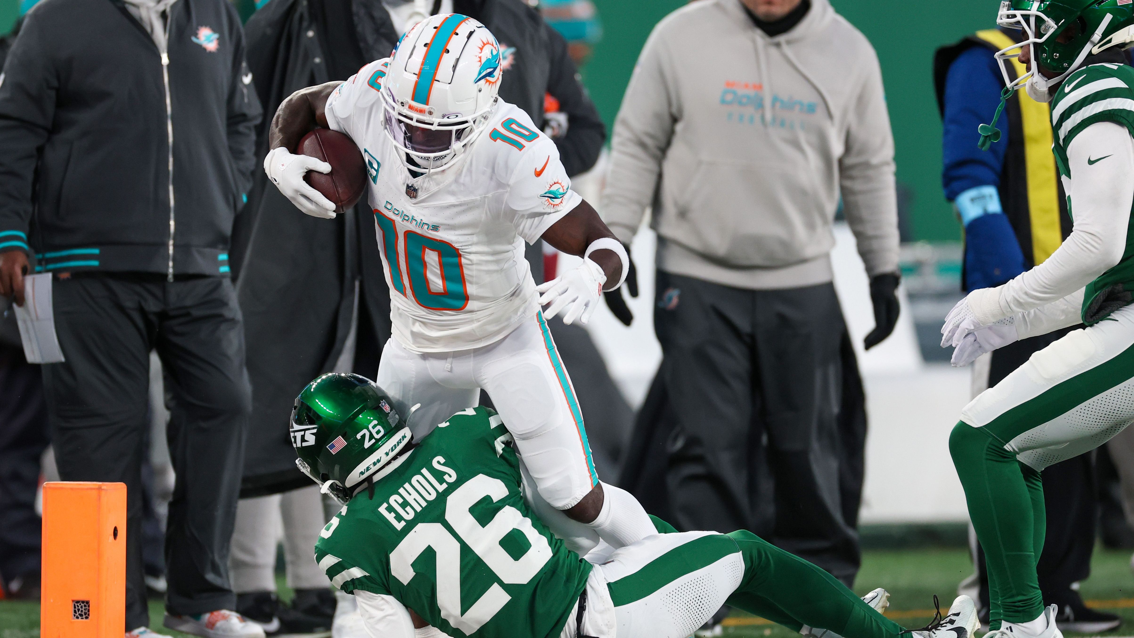 <strong>New York Jets at Miami Dolphins 10:11</strong><br>Im einzigen Duell des Spieltags, in dem beide Teams noch auf ihren ersten Sieg warteten, entwickelte sich die Partie entsprechend zäh. Beide Mannschaften fanden kaum ins Spiel, am Ende entschieden die Dolphins das Match durch einen Safety für sich. Head Coach Mike McDaniel dürfte erleichtert aufatmen, während für Jets-Trainer Aaron Glenn, der erst vor der Saison übernommen hat, der Druck spürbar wächst.