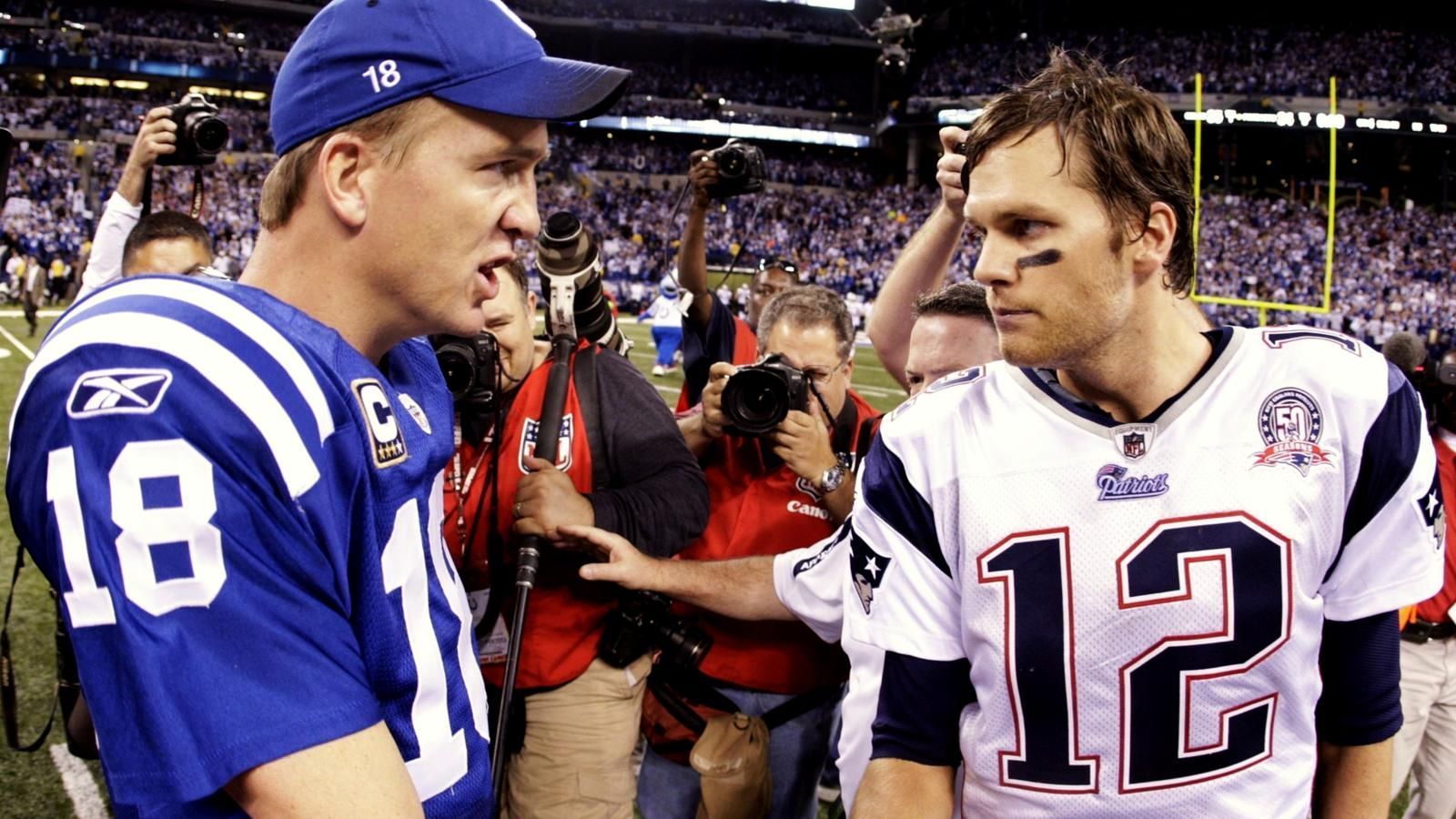 
                <strong>New England Patriots gegen Indianapolis Colts (52-29)</strong><br>
                New England Patriots gegen Indianapolis Colts: Dieses Duell lebt hauptsächlich von den früheren Aufeinandertreffen aus der Zeit von Tom Brady und Peyton Manning. Der Zweikampf der beiden Quarterbacks steigerte die Attraktivität und Rivalität enorm und bestand auch nach Mannings Abschied aus Indy noch weiterhin - vor allem nach dem Deflate-Gate-Skandal im AFC Championship Game im Januar 2015. In den Playoffs gab es das Duell fünf Mal, vier Mal siegten die Patriots.
              