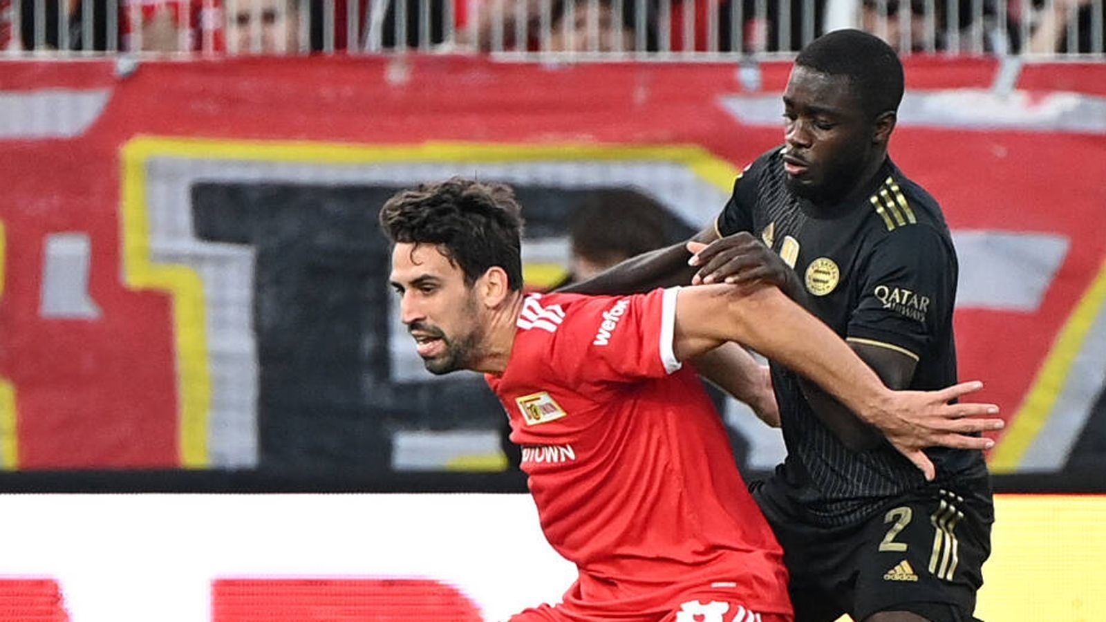 
                <strong>Einwechselspieler 2: Dayot Upamecano</strong><br>
                Bekommt nach seiner schwachen Leistung im Pokal ein paar Minuten Einsatzzeit. Fehler macht er diesmal keine. Im Gegenteil. Kurz vor dem Ende schaltet er sich auch im Offensivspiel ein und bedient Müller perfekt zum 5:2. ran-Note: 2
              