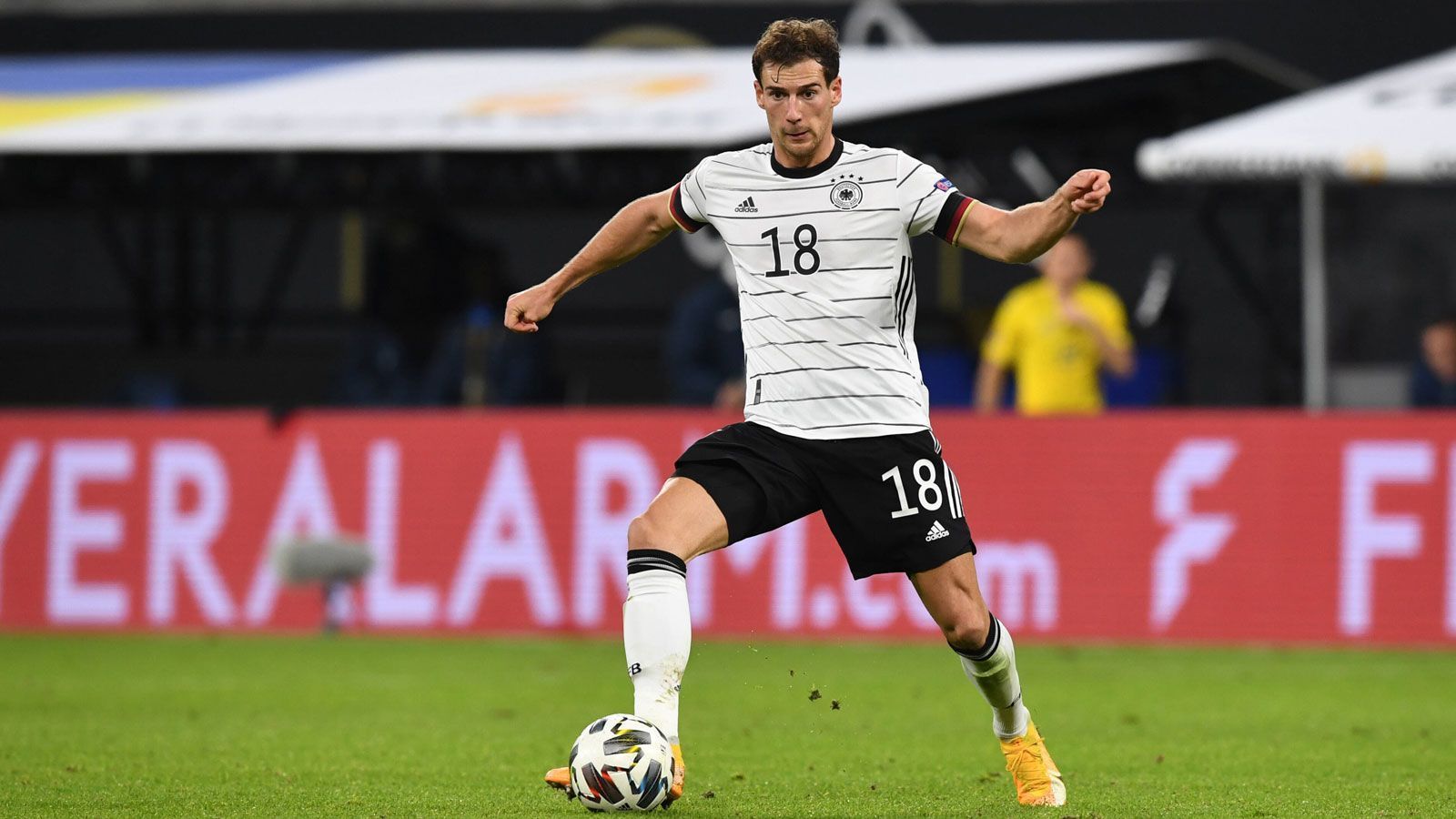 
                <strong>Leon Goretzka</strong><br>
                Ganz starke erste Halbzeit. Macht im Mittelfeld den dynamischen Antreiber, immer wieder mit schnellen Vorstößen und den Vorlagen zu beiden Toren. Nutzt es offensiv klug aus, dass er defensiv weniger Aufgaben verrichten muss. In der zweiten Hälfte nicht mehr ganz so zwingend. ran.de-Note: 2
              