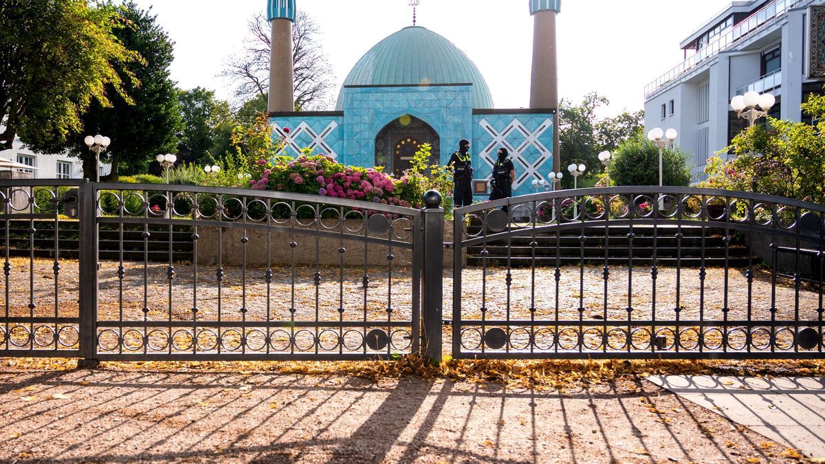 Imam Ali Moschee (Blaue Moschee) an der Außenalster in Hamburg