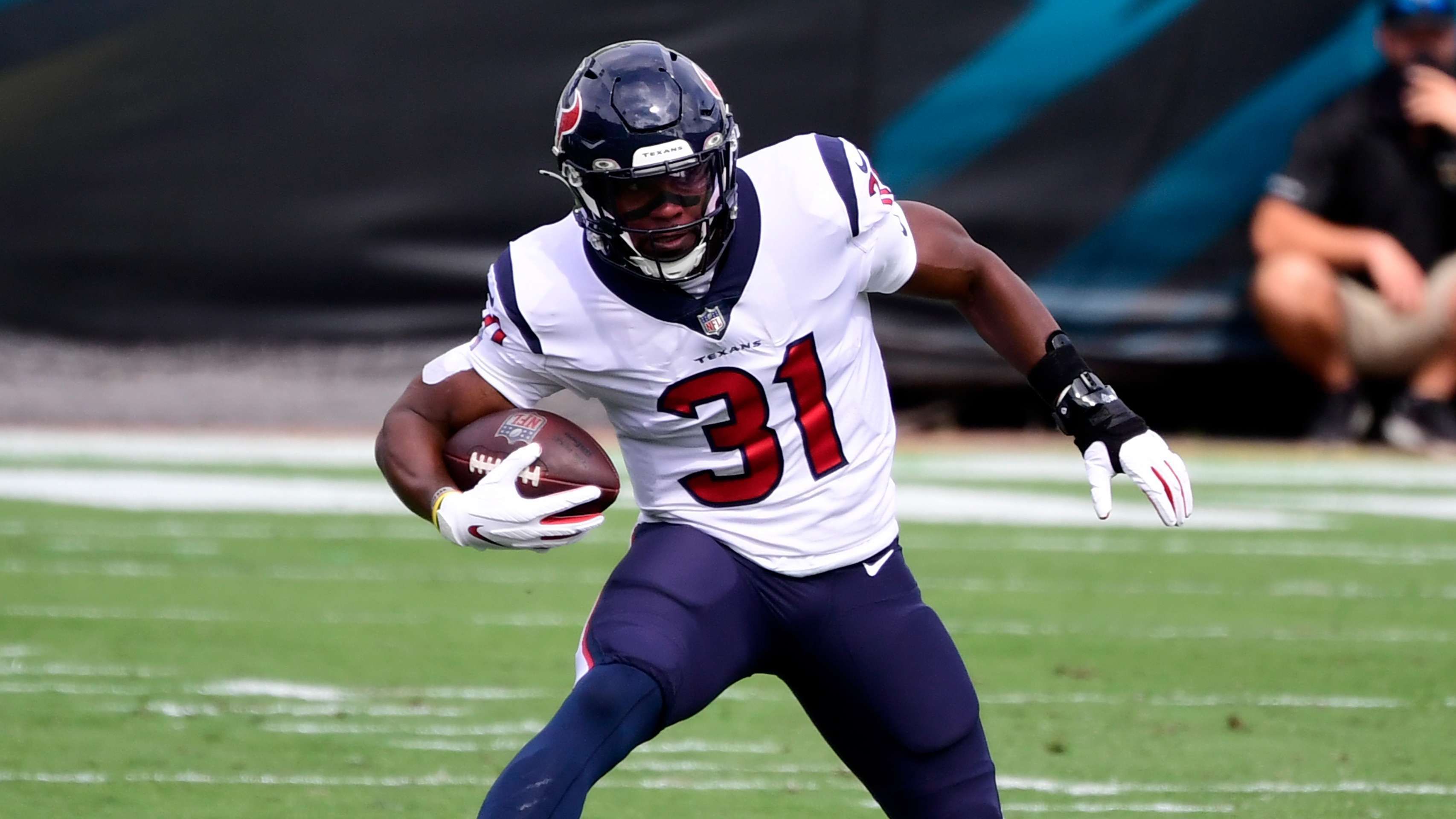 
                <strong>Running Back: David Johnson noch nicht die erhoffte Hilfe</strong><br>
                Im Zuge des Hopkins-Trades wechselte neben einem Zweitrunden-Pick auch Running-Back-Routinier David Johnson nach Houston. Galt Johnson vor wenigen Jahren noch als einer der besten Running Backs der Liga, konnte er seitdem nur selten an seine besten Zeiten anknüpfen. Zu Beginn der Saison schien es, als würde er 28-Jährige in Houston seinen zweiten Frühling erleben können. So wirkte der Running Back deutlich frischer und beweglicher als in der vergangenen Saison, verpasste es aber die ganz großen Zahlen auf das Papier zu bringen. In seinen neun absolvierten Partien kommt Johnson auf 408 Rushing Yards und zusätzliche 161 Receiving Yards. In Woche 9 zog er sich dann eine Gehirnerschütterung zu und ist seitdem auf der Injured-Reserve-Liste.
              