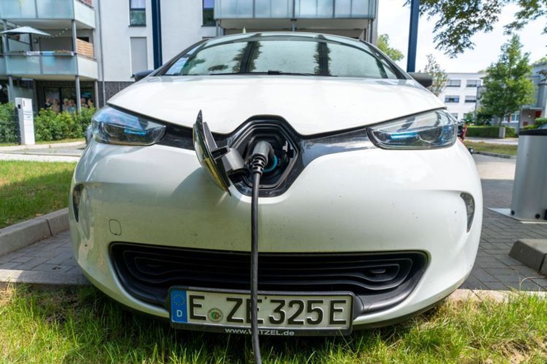 Reisen mit dem E-Auto: An dieses Zubehör müsst Ihr denken