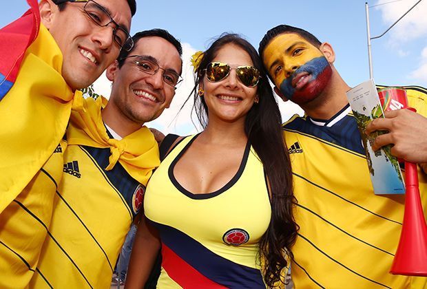 
                <strong>Verrückt, sexy, skurril: Fans in Brasilien</strong><br>
                Ob sich die Kolumbianer über das 3:0 gegen Griechenland freuen oder über die Kolumbianerin in ihrer Mitte? Ist ja eigentlich egal ...
              
