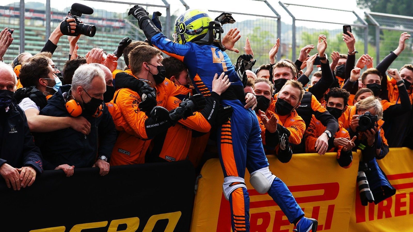 
                <strong>Gewinner: Lando Norris</strong><br>
                Bärenstarke Performance von Lando Norris. Im Qualifying hatte er seinen McLaren auf Rang sieben gestellt, im Regen-Rennen von Imola kämpfte er sich auf Rang drei vor. Nach dem Re-Start zog er souverän an Ferrari-Pilot Charles Leclerc vorbei und vollbrachte eine "sensationelle Fahrt", wie Teamchef Andreas Seidl begeistert bei "Sky" erklärte. Auch Landsmann Lewis Hamilton und Sieger Max Verstappen freuten sich mit Norris, herzten ihn nach dem Rennen. Ein Mega-Erfolg für den Youngster und ein Ausrufezeichen in Sachen Qualität des McLaren.
              