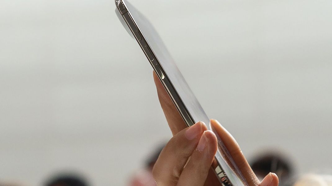 Eine Teilnehmerin der Vorstellung neuer iPhone-Modelle von Apple probiert das neue dünnere iPhone Air aus. 