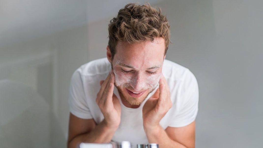 Auf die richtige Gesichtsreinigung und Pflege kommt es an! Hier findest du die besten Tipps gegen Akne, Rötungen und Hautirritationen.