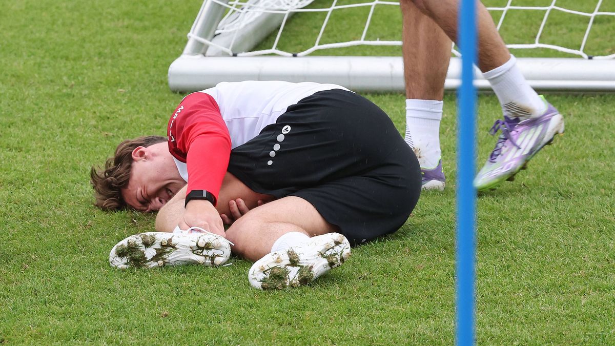 Rottach-Egern , Trainingslager VfB Stuttgart am Tegernsee , Verletzung Angelo Stiller *** Rottach Egern , Training camp VfB Stuttgart at Lake Tegernsee , Injury Angelo Stiller