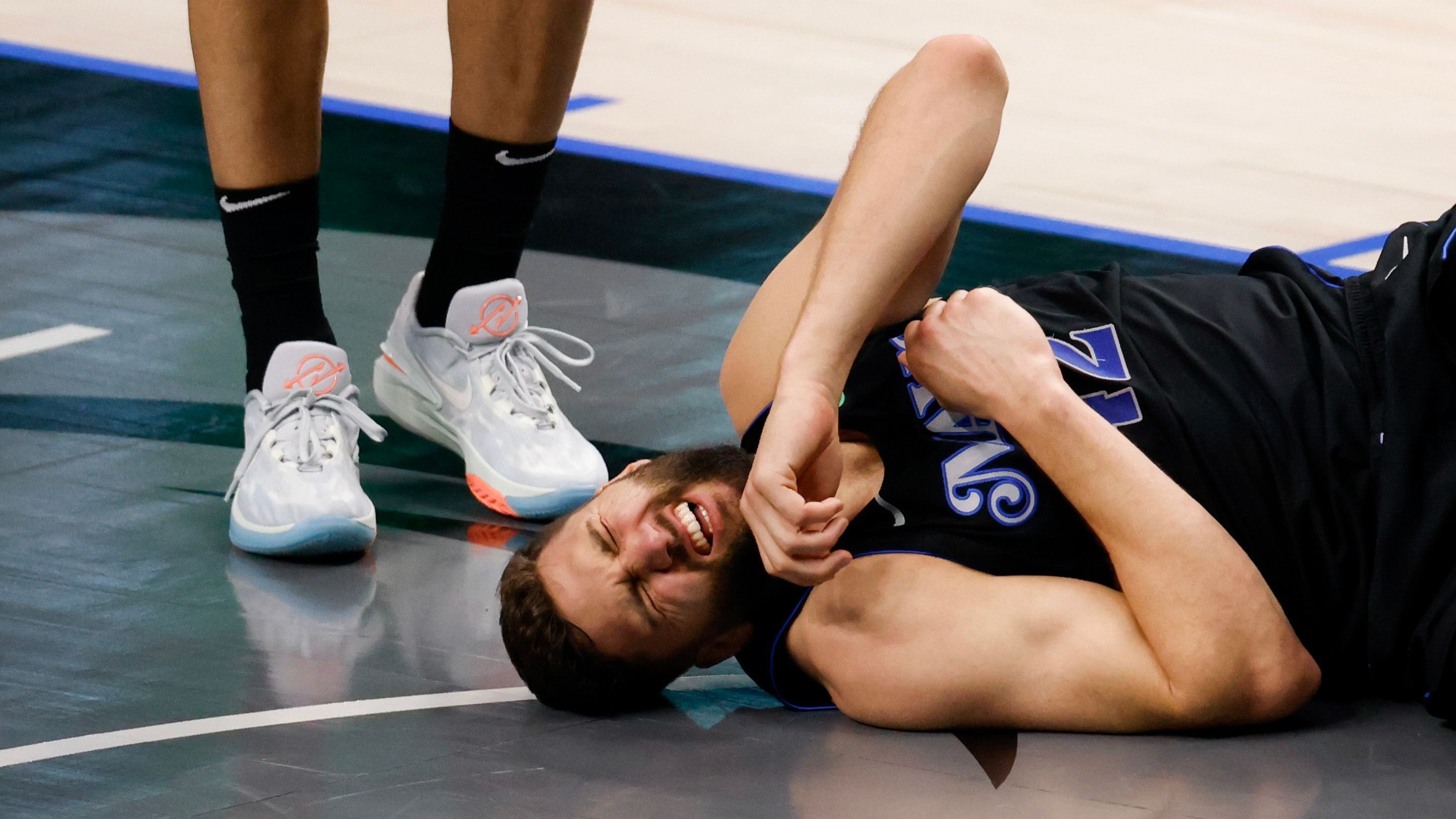 <strong>Maxi Kleber (Dallas Mavericks)</strong><br>Maxi Kleber hat sich in der ersten Playoff-Runde Anfang Mai gegen die Los Angeles Clippers schwer verletzt. Laut NBA-Insider Shams Charania von "The Athletic" hat sich der deutsche Forward das Schultereckgelenk luxiert. Seine Verletzung soll Ende Mai erneut untersucht werden. Die Zweitrunden-Serie gegen Oklahoma City Thunder verpasst er definitiv.