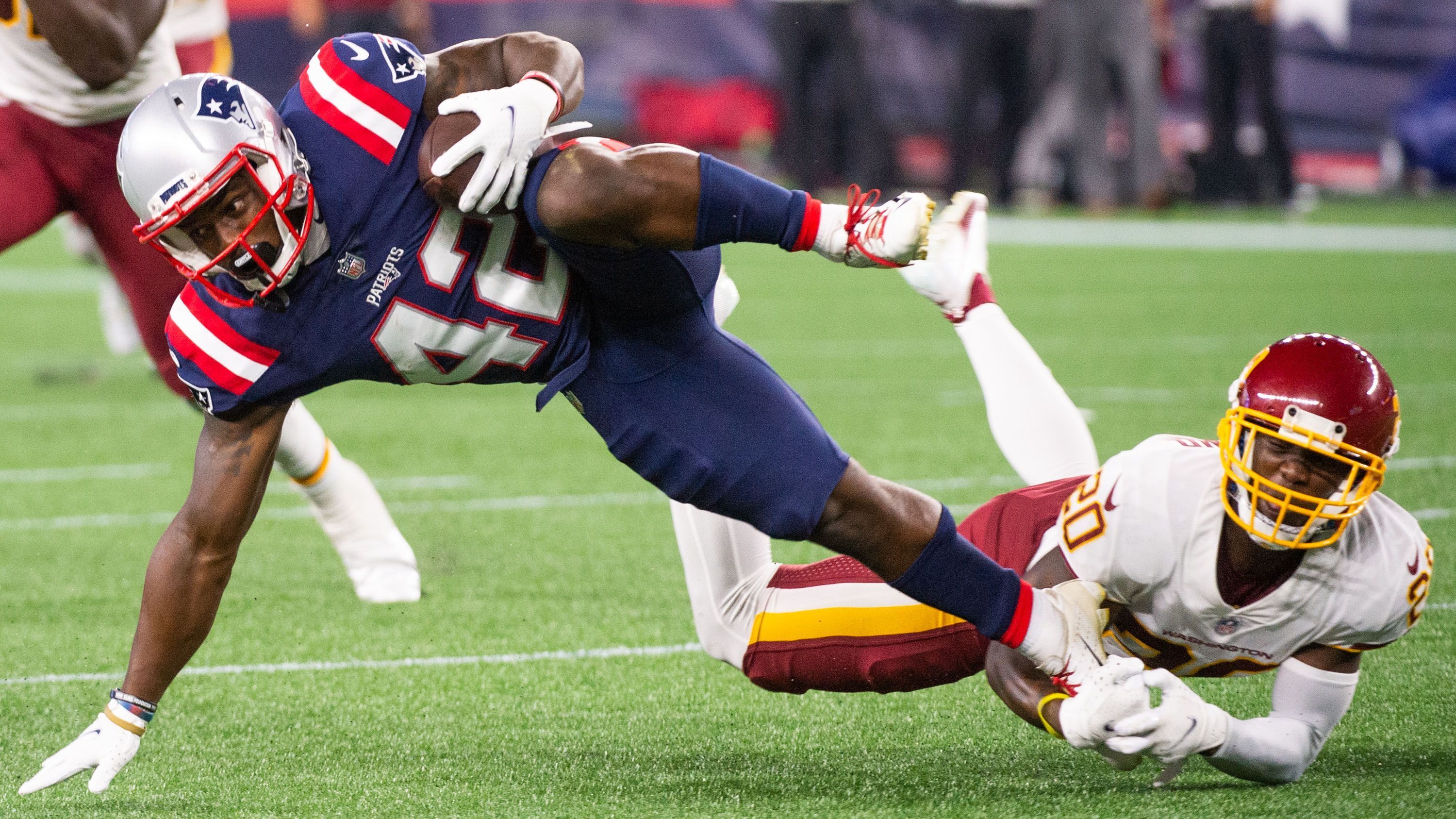 
                <strong>J.J. Taylor</strong><br>
                Gegen Washington profiliert sich der 23-Jährige vor allem als Passempfänger, neben zehn Rushing Yards (zwei Läufe) fängt der Running Back fünf Bälle für 31 Yards. Beim Gastspiel in Philadelphia zeigt Taylor dann sein ganzes Können: In zwölf Versuchen erläuft er 93 Yards sowie einen Touchdown und ist damit der stärkste Running Back auf Seiten der Patriots. Drei Catches für 18 Yards runden den gelungenen Auftritt des einstigen Undrafted Free Agents ab. Es ist durchaus möglich, dass die Patriots-Fans Taylor ab September öfter zujubeln werden.
              