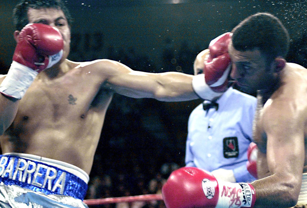 
                <strong>Marco Barrera vs. Naseem Hamed</strong><br>
                Hamed verlor nach Punkten. Nach dem im Jahr 2001 stattgefundenen Kampf gelang dem Briten nur noch ein weiterer Punktsieg, bevor er dann seine Karriere beendete. Dies tat er nicht offiziell, allerdings bestritt er keinen Fight mehr.
              