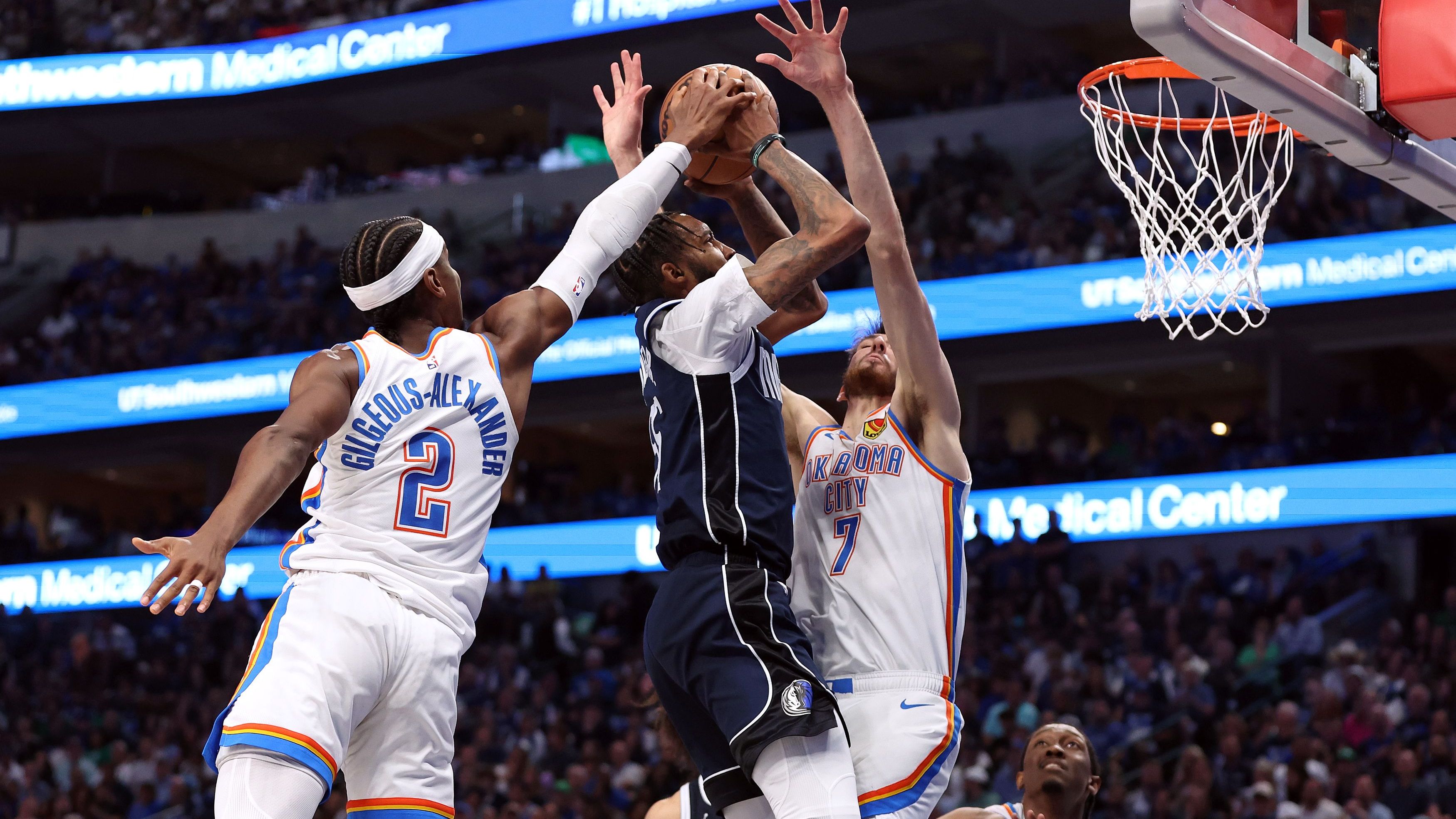 <strong>All-Defensive Second Team: Shai Gilgeous-Alexander (Oklahoma City Thunder)</strong><br>Aufgrund seines unglaublichen Offensivpakets wird oft vergessen, wie gut Shai verteidigt. Vor allem seine Fähigkeit, Steals zu holen und die Jumper kleinerer Gegenspieler zu blocken, machen sein defensives Spiel aus. SGA ist agil und schafft es zumeist, vor seinen Gegnern zu bleiben. Seine Stats: 30,2 Punkte, 7,2 Rebounds, 6,4 Assists. 1.3 Steals und 1,7 Blocks.