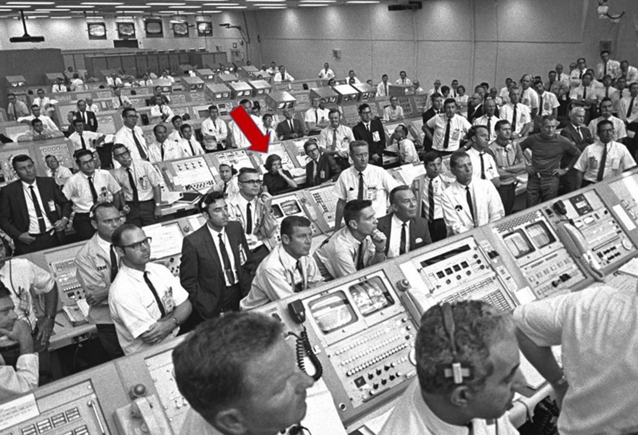 Zu Apollo-Zeiten war Raumfahrt Männersache. Frauen musste man mit der Lupe suchen und mit einem roten Pfeil markieren.