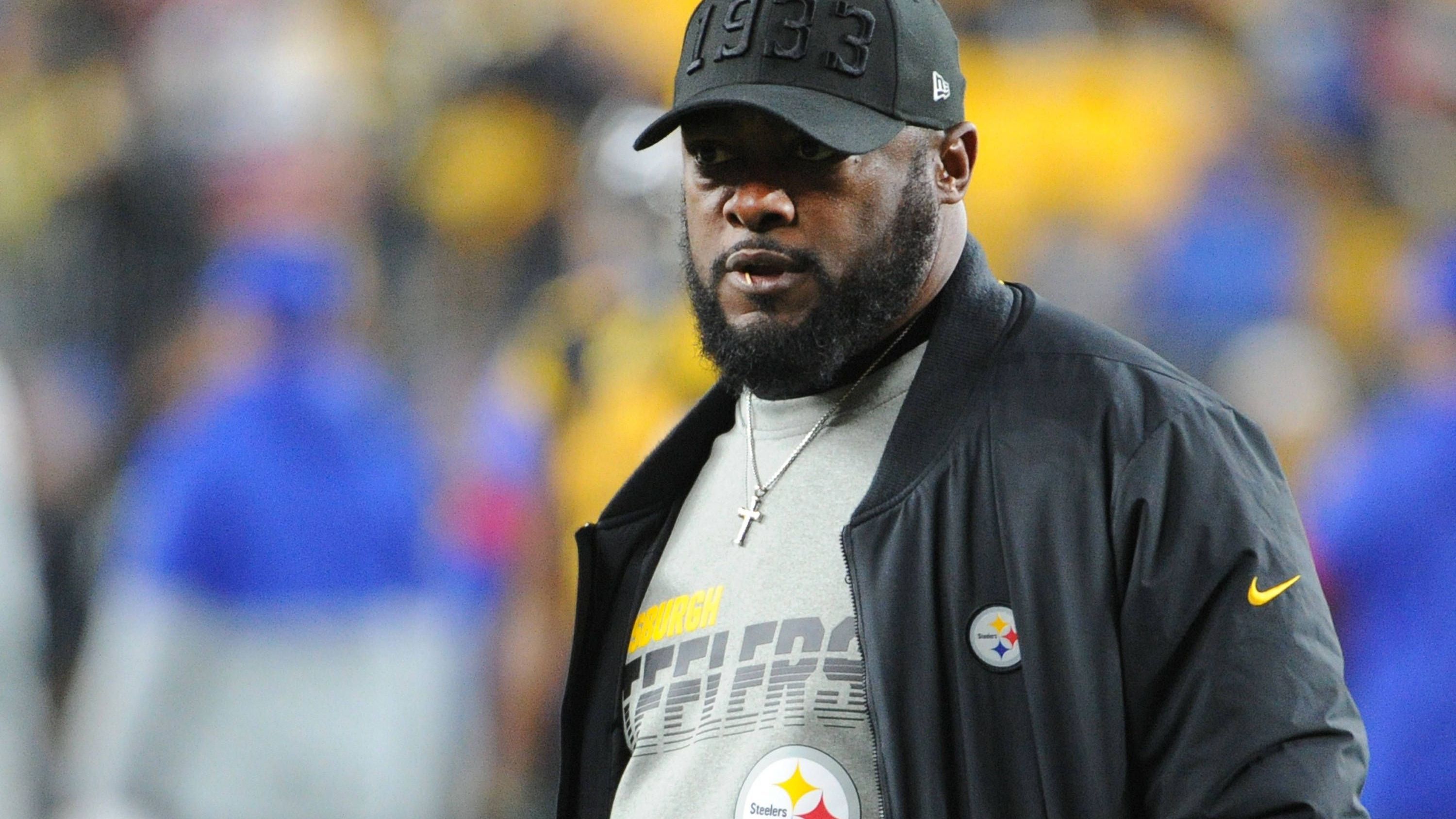 <strong>Mike Tomlin (Pittsburgh Steelers) - "Steel Commander"</strong> <br>Eine Anspielung auf seine Führung der Pittsburgh Steelers und seine starke, beständige Persönlichkeit.