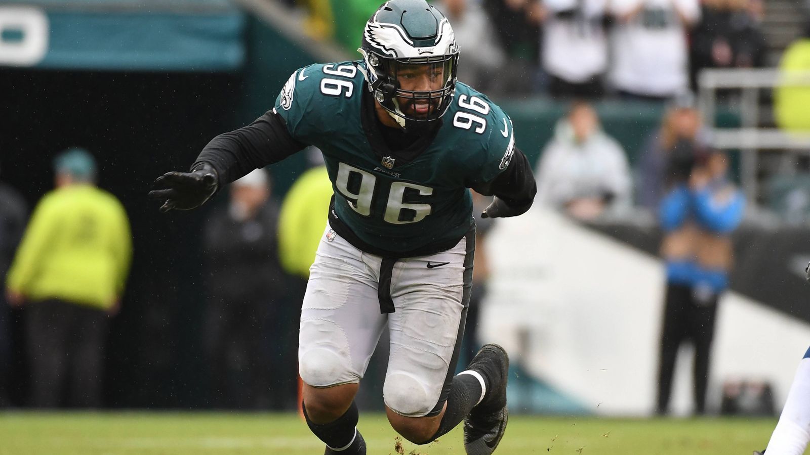 
                <strong>Derek Barnett</strong><br>
                Die dritte NFL-Saison wird für Derek Barnett das Jahr der Wahrheit. Nach dem Abgang von Michael Bennett und dem Rücktritt von Chris Long ist Barnett als Starter am rechten Ende der D-Line gesetzt. Der Erstrundenpick von 2017 hat schon bei einigen Einsätzen seine Klasse angedeutet. Allerdings warf ihn in der vergangenen Saison eine Schulterverletzung, wegen der er sich auch einer Operation unterziehen musste, aus der Bahn.
              