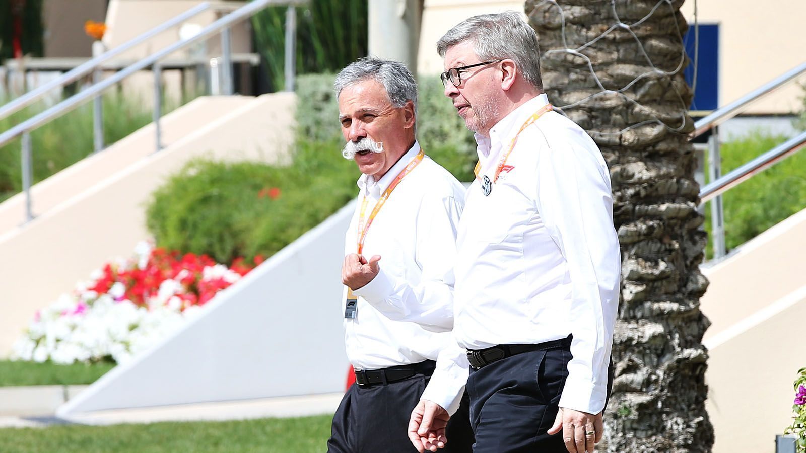 
                <strong>Neue Regeln ab 2021</strong><br>
                Kritik, die von den Formel-1-Verantwortlichen um Chase Carey (li.) und Ross Brawn sicher wahrgenommen wird. Und das nur einige Tage, nachdem es in Paris zum großen Treffen in Sachen "Regelwerk 2021" kam. Dabei entschieden FIA, F1 und Teams in einer gemeinsamen Diskussion, dass die mit Spannung erwarteten neuen Regularien erst im Oktober verkündet werden. Bis dahin soll weiter daran gefeilt werden. Auch Lewis Hamilton war bei diesem Treffen dabei, genauso wie Nico Hülkenberg. Andere Fahrer schwänzten den Termin. "Ich habe das Vertrauen, dass es besser werden kann. Darum bin ich letzte Woche nach Paris gefahren, um mich einzubringen", so Hamilton. Ein starkes Signal - vor allem, da die größten Schwächen der Königsklasse doch eigentlich auf der Hand liegen. ran.de nennt die vier wichtigsten Punkte, die sich ändern müssen.
              