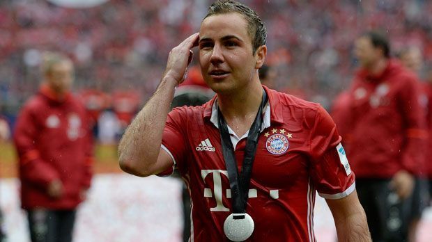 
                <strong>Mario Götze (FC Bayern München)</strong><br>
                Mario Götze (FC Bayern München): Vertrag bis 2017. Der WM-Finalheld hat sich jüngst klar zum Rekordmeister bekannt. Doch Vorstands-Boss Karl-Heinz Rummenigge hält die Diskussionen weiter am Köcheln, erklärt Götze durch die Blume, dass ein Wechsel vielleicht nicht die schlechteste Idee wäre. Ex-Arbeitgeber Borussia Dortmund und der FC Liverpool mit Götzes Ex-Trainer Jürgen Klopp sollen interessiert sein.
              