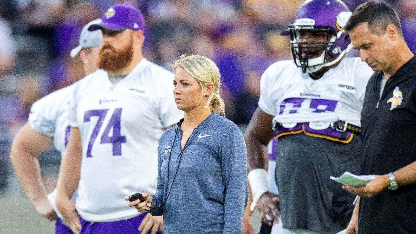 
                <strong>Kelly Kleine (Denver Broncos)</strong><br>
                Wichtiger Posten für Kelly Kleine. Die Denver Broncos haben die langjährige Vikings-Mitarbeiterin als Executive Director of Football Operations eingestellt. Sie soll als Verbindungsperson fungieren, Aufgaben im Profi- und College-Scouting übernehmen und wird Bestandteil des Front Office sein. Damit ist sie auch an der Bewertung von Spielern und der Vorbereitung auf Draft und Free Agency beteiligt. "Kelly ist ein aufsteigender Stern in der NFL, und wir sind glücklich, jemanden ihres Kalibers zu den Denver Broncos zu holen", freute sich General Manager George Paton.
              