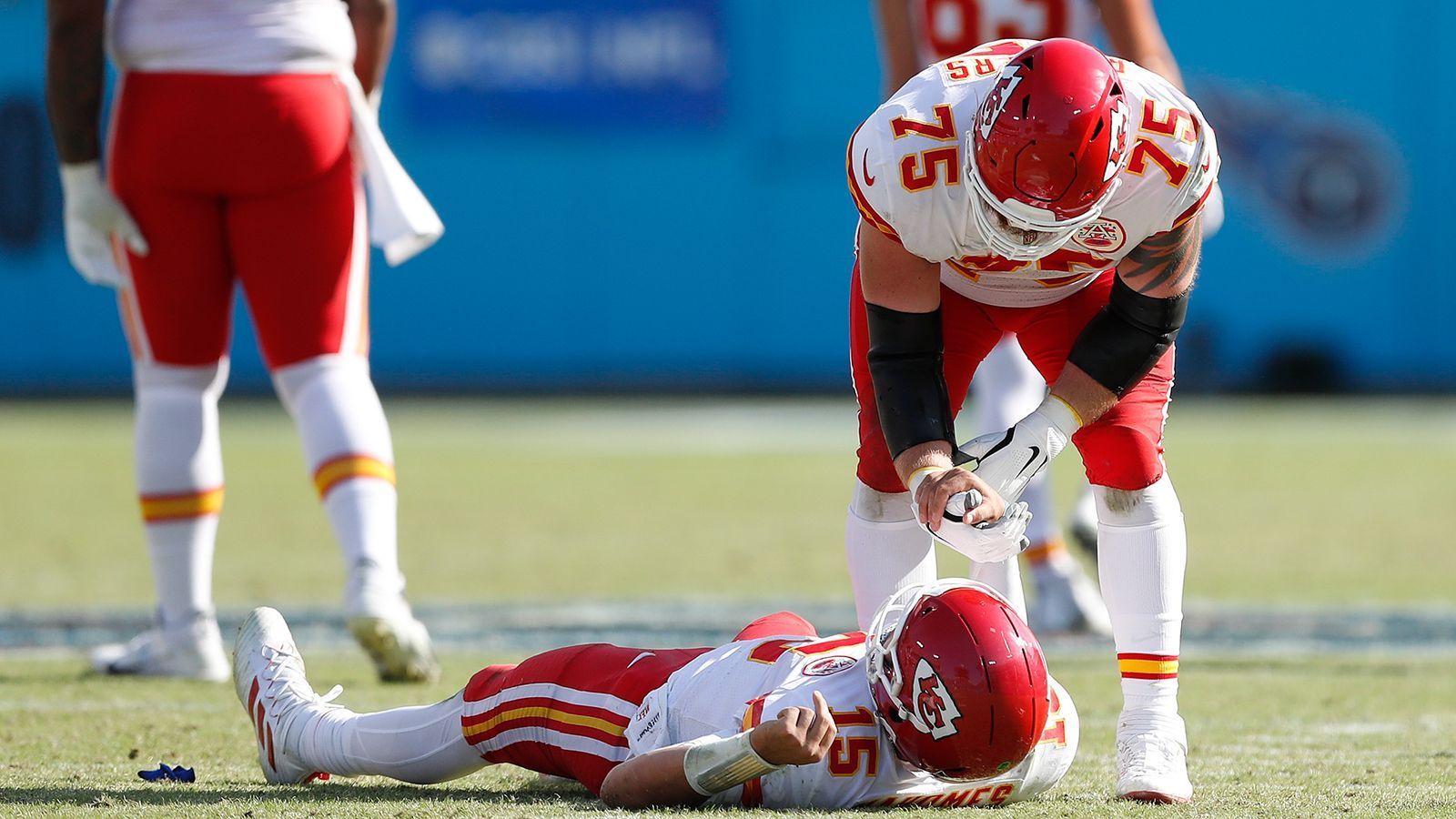 
                <strong>Verlierer: Die Offense der Kansas City Chiefs</strong><br>
                Es läuft nicht bei Patrick Mahomes und den Kansas City Chiefs! Nicht nur, dass sich der Star-Quarterback dieses Jahr erstaunlich ungenau präsentiert (neun Interceptions in sieben Spielen! Das ist Liga-Tiefstwert), nein, jetzt werfen sogar die gegnerischen Running Backs mehr Touchdowns als er. Derrick Henrys Touchdown-Pass in Halbzeit eins führte zu einem Passer Rating von 127,1. Das von Patrick Mahomes lag nach der Partie bei 62,3. Zu einer Interception kamen zudem zwei Fumbles und der Absturz auf eine negative 3:4-Bilanz. Seine knapp 500 Millionen Dollar ist Mahomes dieses Jahr noch nicht wert.
              