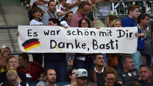 
                <strong>Schweinsteigers emotionaler DFB-Abschied</strong><br>
                Ja, schön war es. Auch wir von ran sagen Danke.
              