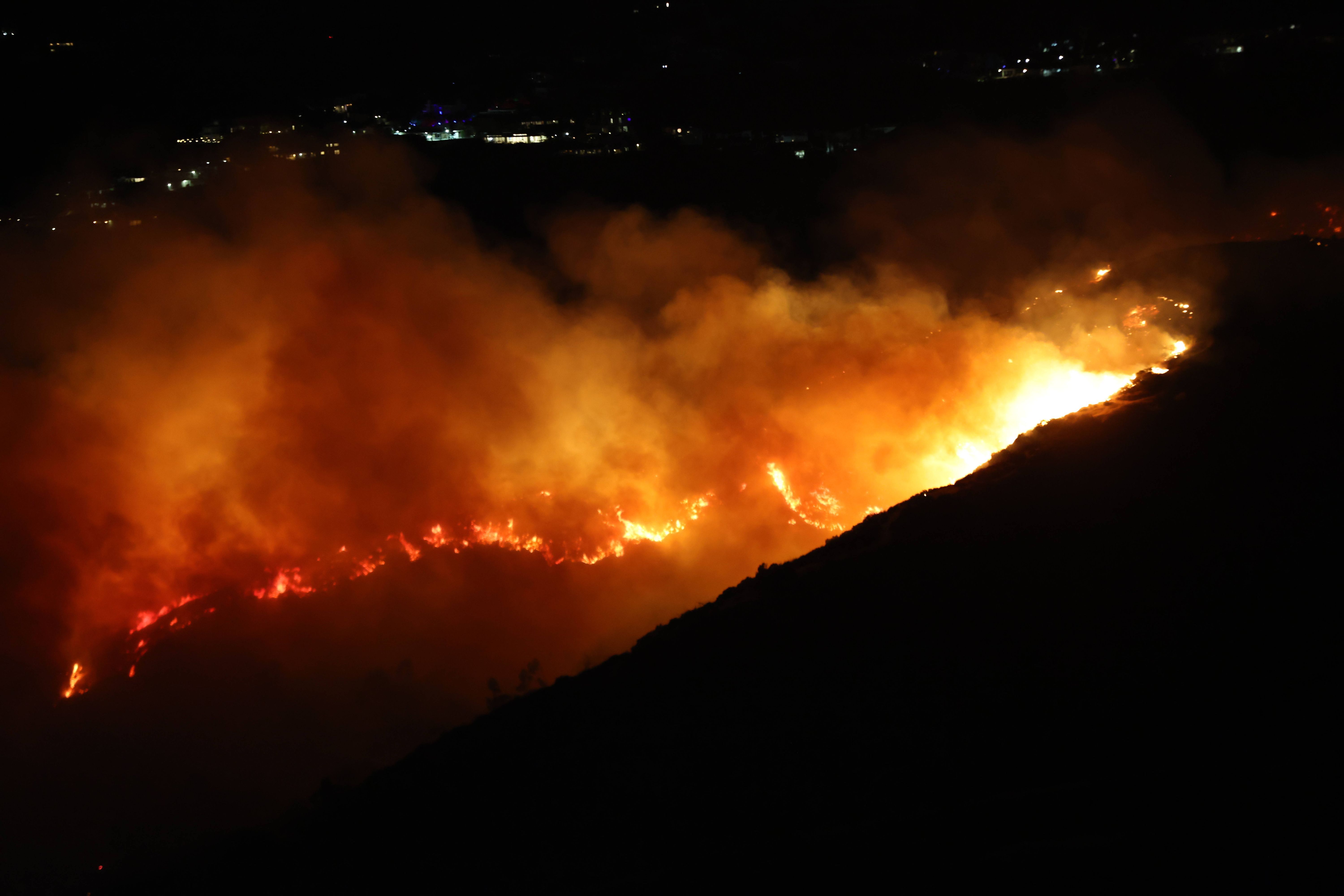 Die ganze Nacht fraß sich das Feuer durch die Berge in L.A.